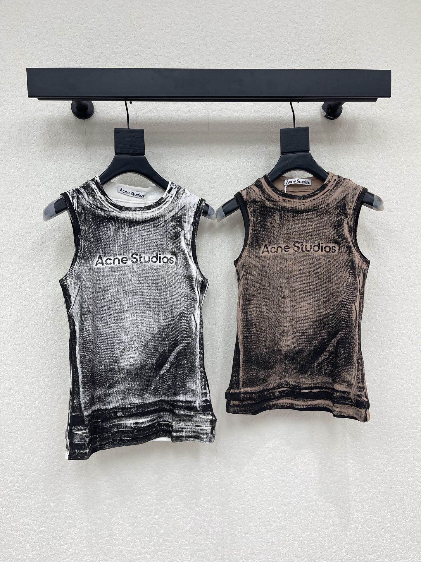 NO:858785,Acne*26 new spring and summer gradient distressed logo vest uses retro inkjet printing technology to interpret avant-garde aesthetics. The hazy and smudged color levels have a high-end matte texture. The slim sleeveless version is suitable for a variety of wearing scenarios. The two-color design unlocks the balance of relaxation and coolness. It is an indispensable textured item in the wardrobe. SML,,acne studios,19860909Acne*26春夏新款渐变做旧Logo背心 以复古喷绘工艺,演绎先锋美学 朦胧晕染的色彩层次,自带高级雾面质感 修身无袖版型,适配多元穿搭场景 双色设计,解锁松弛与酷感的平衡 是衣橱里不可或缺的质感单品.SML,,acne studios,,Women's clothing