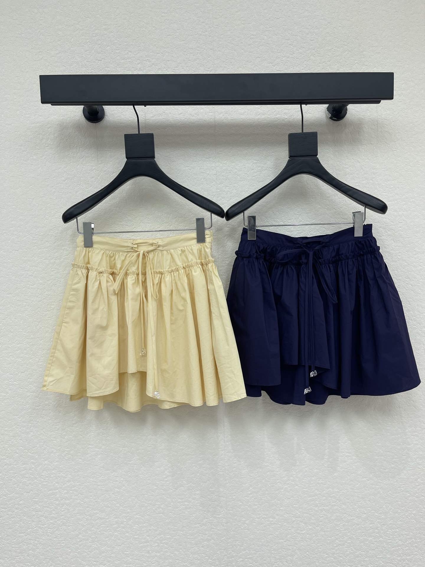 NO:846223,Loew*26 spring and summer series bud skirt, side zipper + drawstring design, comfortable and slimming! The skirt is full of layers, light and breathable, super suitable for summer wear with built-in safety pants, more secure to prevent exposure, easy to control in daily life, vacation and commuting. Navy retro college style, paired with T-shirt or sweater, gentle age reduction, easy to get summer relaxation, navy blue, beige SML,, loewe, skirts, tees, t-shirt,19860909Loew*26春夏系列花苞裙,侧边拉链+抽绳设计,舒适又显瘦!裙摆层次感满满,轻盈透气,夏天穿超合适内置安全裤,防走光更安心,日常,度假,通勤都能轻松驾驭.藏青色复古学院风,搭配T恤或针织衫,温柔减龄,轻松get夏日松弛感,藏青色,米色 SML,,loewe,skirts,tees，t-shirt,,Women's clothing