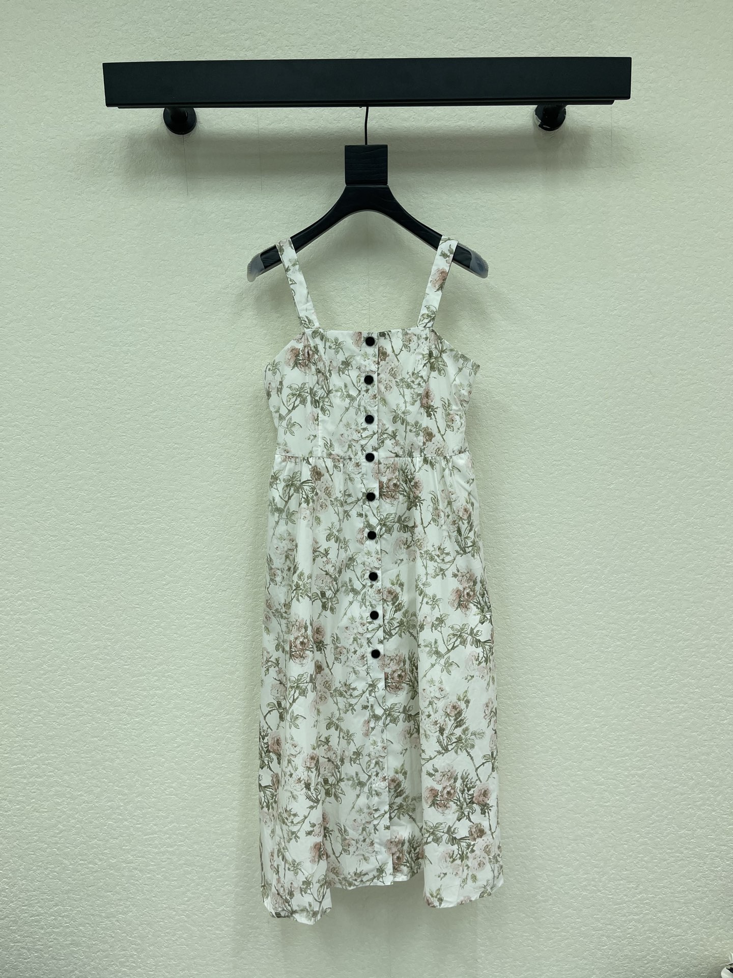 NO:861690,Dio*26 new spring and summer Monet garden print suspender dress. Belted design, pleated waist, classic umbrella skirt, romantic temperament, elegant and charming. The neatly cut upper body makes you slim and tall. It can be worn easily in daily or formal occasions. The texture of pure cotton fabric is comfortable and breathable. The mid-length skirt has a romantic temperament, elegant and charming. It has a full vacation atmosphere. It is a super photoshoot SMLXL, dior, skirts,19860909Dio*26春夏新品莫奈花园印花吊带连衣裙 系腰带设计褶皱腰身经典伞型裙摆浪漫气质优雅迷人 剪裁利落上身显瘦又高挑 日常或正式场合都能轻松驾 纯棉面料质感舒适透气 裙摆中长款浪漫气质优雅迷人 度假氛围感拉满 拍照超级出片SMLXL,,dior,skirts,,Women's clothing