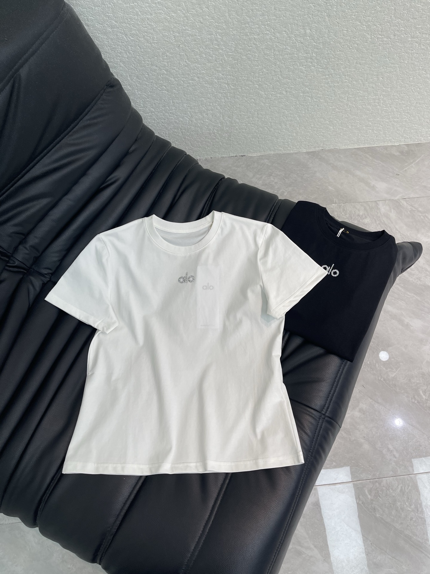 NO:858764,alo*26 new short-sleeved T-shirt with hot diamond letters. Made of pure cotton. Design with hot diamond letters in the middle. Super bulingbuling. Both colors look good. The upper body is slimmer. Black, white, SML,,T-shirt,tees,t-shirt,19860909alo*26新款烫钻字母短袖T恤 采用纯棉材质 中间烫钻字母设计 超bulingbuling的 两色都很好看 上身显瘦 黑色 白色 SML,,T-shirt,tees，t-shirt,,Women's clothing