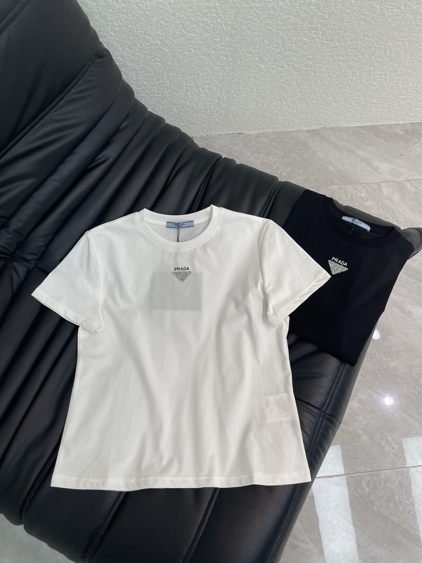 NO:858775,Prad*26 new short-sleeved T-shirt with three-dimensional letters made of pure cotton. Heavy three-dimensional letters with diamond design. Super bulingbuling. Both colors look good. The upper body is slim. Black and white. SML, prada, T-shirt, tees, t-shirt,19860909Prad*26新款烫钻立体字母短袖T恤 采用纯棉材质 重工立体字母烫钻设计 超bulingbuling的 两色都很好看 上身显瘦 黑色 白色 SML,,prada,T-shirt,tees，t-shirt,,Women's clothing
