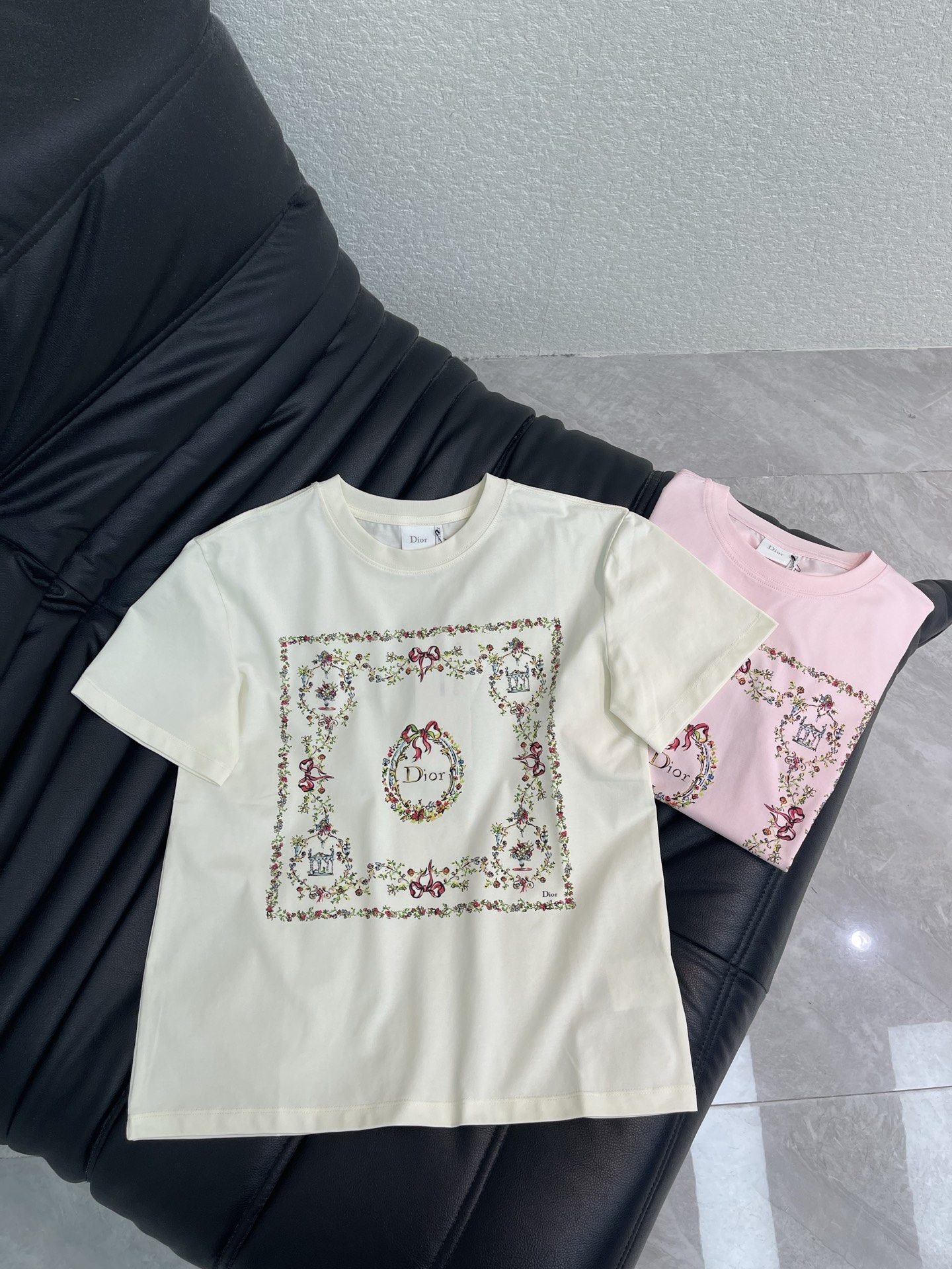 NO:861666,Dio*26 new spring and summer square butterfly floral letter round neck short-sleeved T-shirt. Customized 100% cotton material, breathable and comfortable, full of texture, regular short-sleeved shirt cut, using printing technology, the square frame floral letter logo decoration is outlined on the chest to enhance the design level, the color matching is versatile and refreshing, and the daily wear is youthful and stylish. SML,, dior, T-shirt, tees, t-shirt,19860909Dio*26春夏新款方形蝴蝶花卉字母圆领短袖T恤.定制全棉材质,透气舒适,质感十足,常规短袖恤剪裁,利用印花工艺处理,胸前勾勒出方形外框花卉字母徽标装饰,增强设计层次,配色百搭清爽,日常穿搭减龄洋气.SML,,dior,T-shirt,tees，t-shirt,,Women's clothing