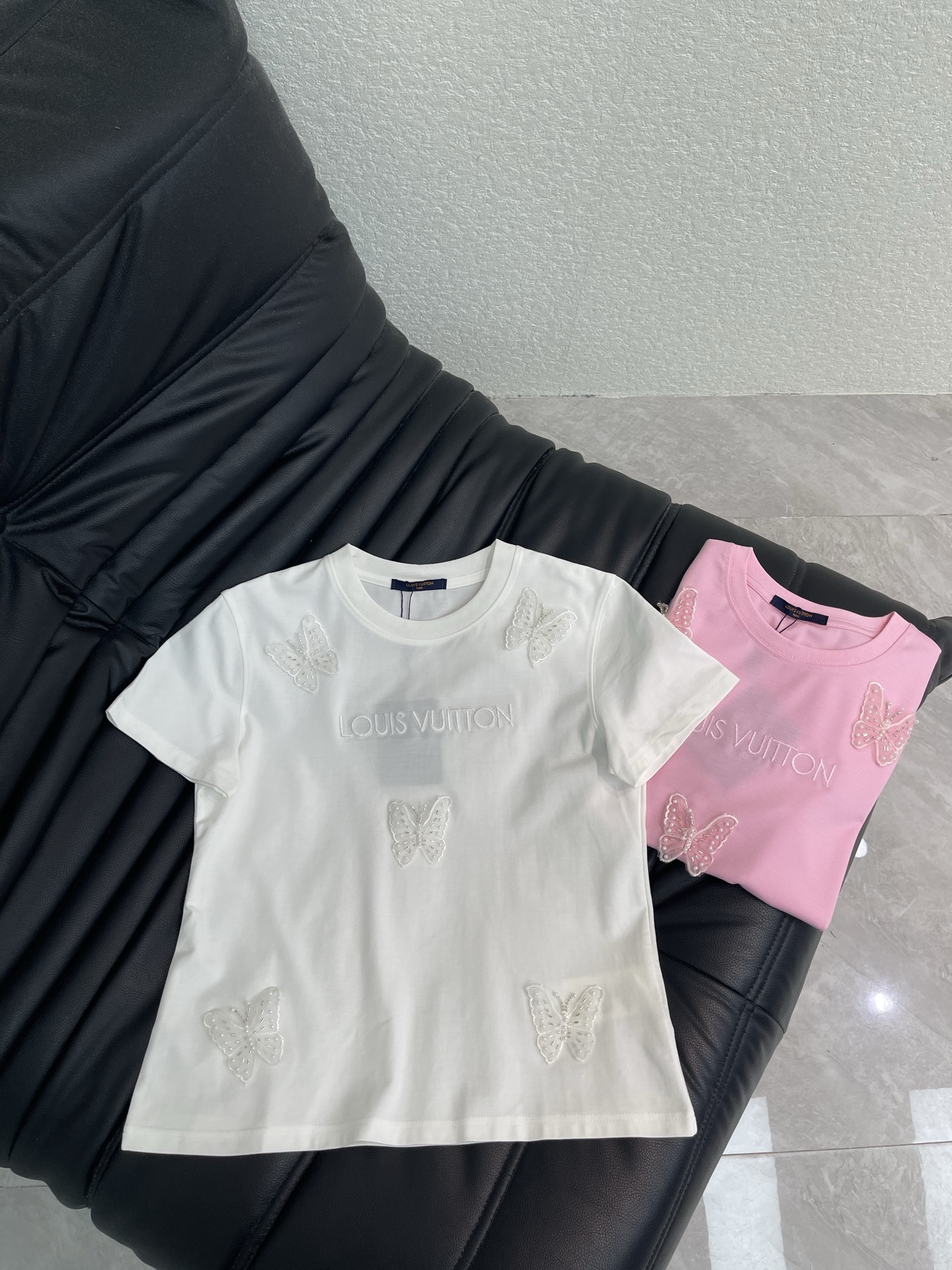 NO:858700,Louis Vuitto*26 new spring and summer heavy embroidery letter beading butterfly short-sleeved T-shirt Imported mercerized cotton fabric High-density fashionable sports style Every daily wear Playful and age-reducing design elements full of vitality High quality Size S-XXL, Louis Vuitton, T-shirt, tees, t-shirt,19860909Louis Vuitto*26春夏新款重工刺绣字母钉珠蝴蝶短袖T恤 进口丝光棉面料 高密度时髦运动风 每个日常的穿搭 俏皮减龄充满元气的设计元素 高品质 尺码S-XXL,,louis vuitton,T-shirt,tees，t-shirt,,Women's clothing