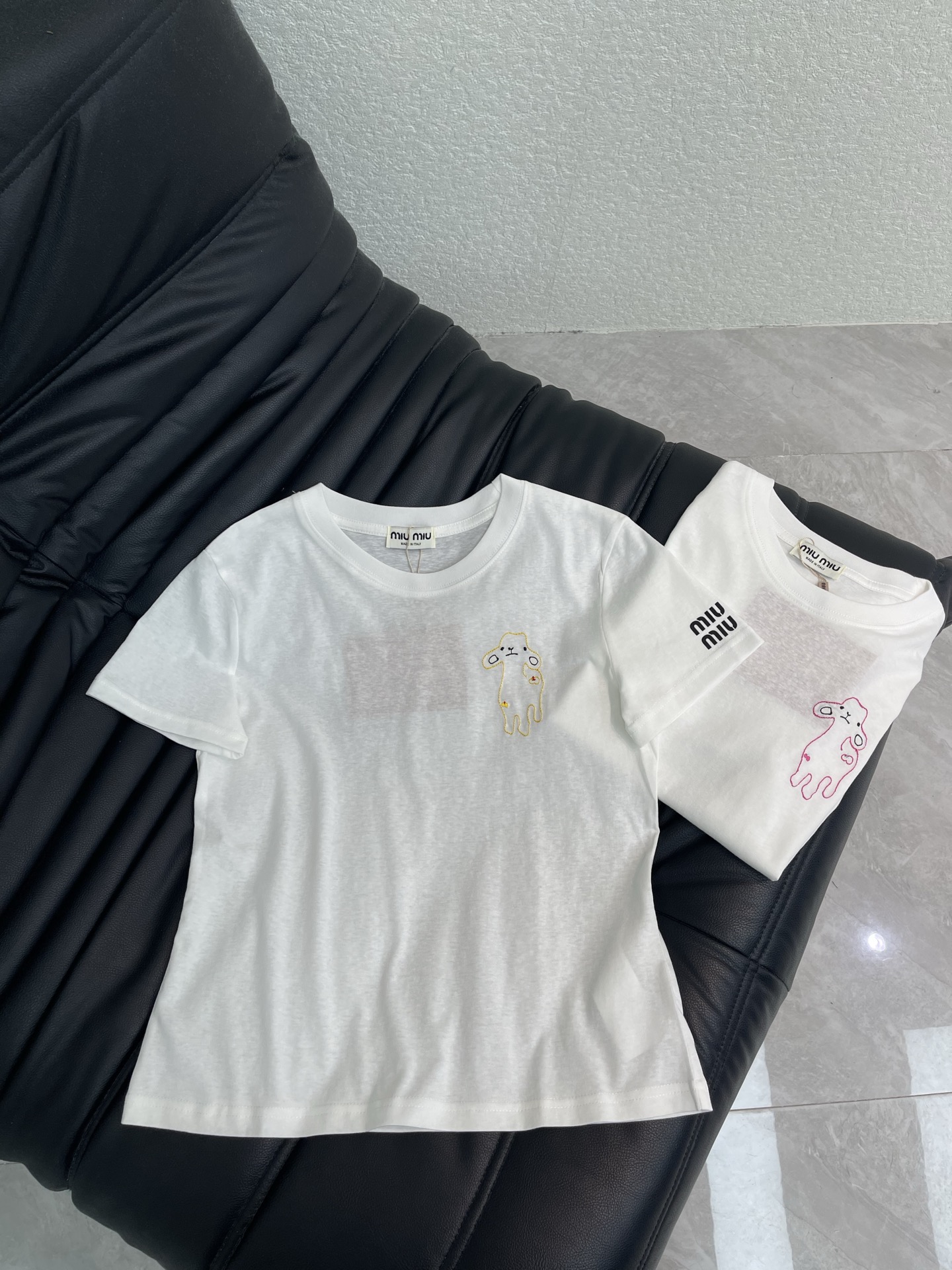 NO:875917,Miumi*26 new spring and summer style short-sleeved T-shirt with contrasting color embroidery lamb embroidery cuff letters Imported snowflake cotton fabric High-density fashionable sports style Every daily wear Playful and age-reducing design elements full of vitality High quality Size S-XXL,,miumiu,T-shirt,tees,t-shirt,19860909Miumi*26春夏新款撞色刺绣小羊刺绣袖口字母短袖T恤 进口雪花棉面料 高密度时髦运动风 每个日常的穿搭 俏皮减龄充满元气的设计元素 高品质 尺码S-XXL,,miumiu,T-shirt,tees，t-shirt,,Women's clothing