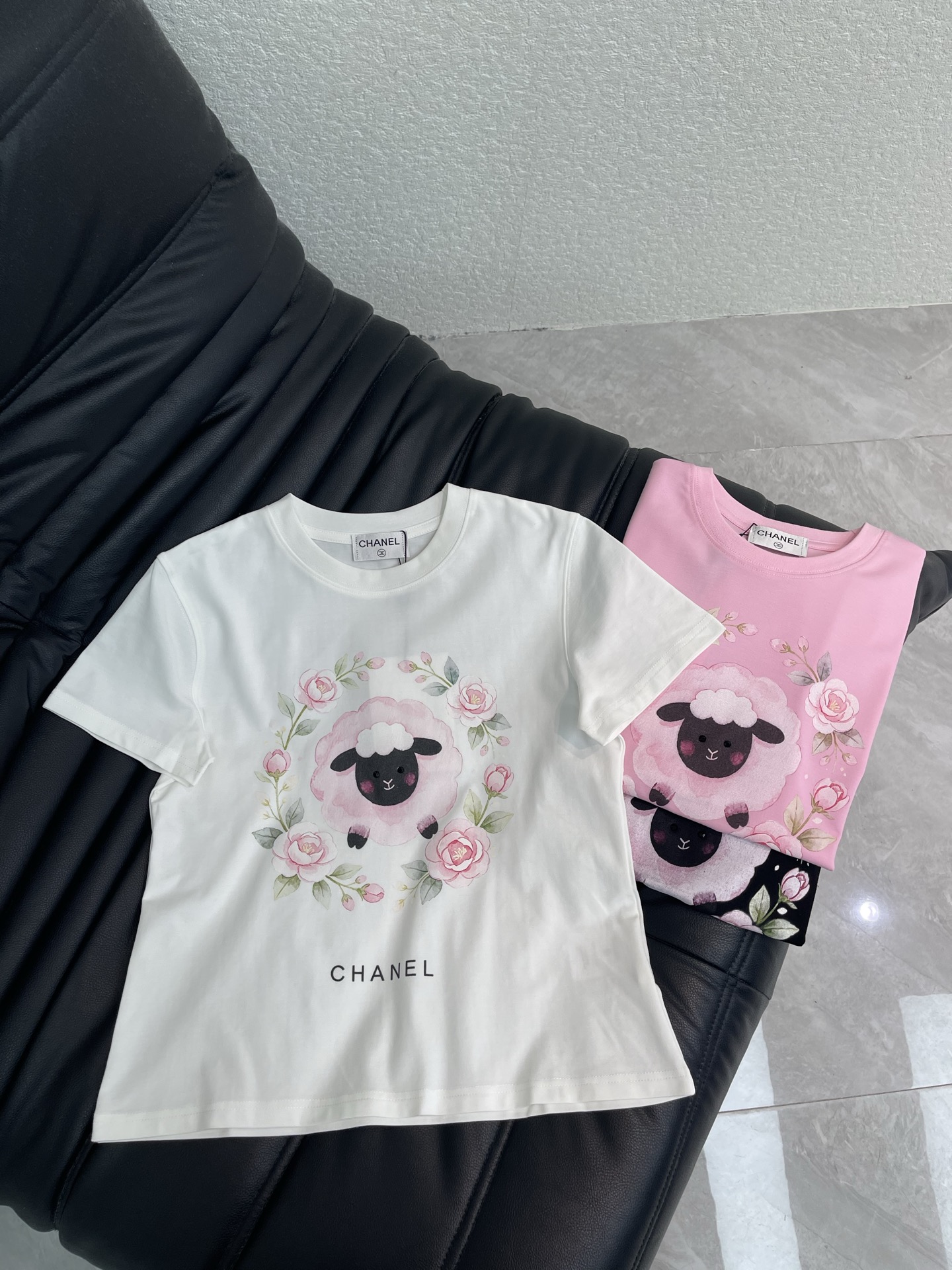 NO:858674,Chane*26 new spring and summer digital printed lamb flower letter short-sleeved T-shirt Imported mercerized cotton fabric High-density fashionable sports style Every daily wear Playful and age-reducing design elements full of vitality High quality Size S-XXL,,chanel,T-shirt,tees,t-shirt,19860909Chane*26春夏新款数码印花小羊花卉字母短袖T恤 进口丝光棉面料 高密度时髦运动风 每个日常的穿搭 俏皮减龄充满元气的设计元素 高品质 尺码S-XXL,,chanel,T-shirt,tees，t-shirt,,Women's clothing