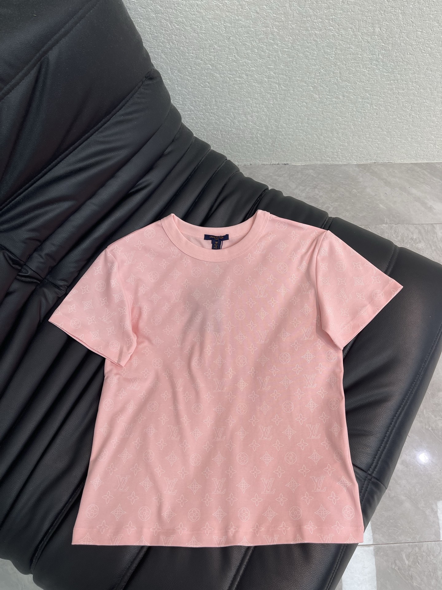NO:858890,Louis Vuitto*26 new spring and summer all-over printed pink presbyopia short-sleeved T-shirt!  Customized cotton material, breathable and comfortable, full of texture. Hollow four-leaf clover letter jacquard printed all over the body. Low-key and luxurious. It has a youthful atmosphere. It is versatile to wear alone or layered. It can be worn with jeans or skirts. It is suitable for daily casual use. It is fashionable and practical, a must-have for fashionistas!  SML,,louis vuitton,skirts,jeans,T-shirt,tees,t-shirt,19860909Louis Vuitto*26春夏新款满印粉老花短袖T恤！定制全棉材质 透气舒适 质感十足 大身满印镂空四叶草字母提花 低调又奢华 青春气氛骤增 单穿或内搭都很百搭 搭牛仔裤 半裙都OK 日常休闲 时尚实用兼备,潮人必备！SML,,louis vuitton,skirts,jeans,T-shirt,tees，t-shirt,,Women's clothing