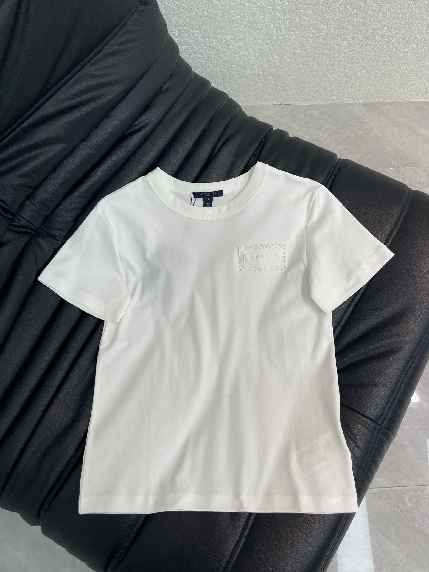 NO:858876,Chane*26 new spring and summer water-soluble embroidered chapter short-sleeved T-shirt!  Customized pure cotton fabric, soft and comfortable, full of texture. Water-soluble lace embroidery on the chest is exquisite and has a sense of design. Water-soluble embroidery technology has exquisite details. It is OK for daily outings or leisure. The design is simple and elegant. It goes well with jeans or skirts. Easily switch between multiple styles!  34-36-38,,chanel,skirts,jeans,T-shirt,tees,t-shirt,19860909Chane*26春夏新款 水溶刺绣章仔短袖T恤！定制纯棉面料 柔软舒适 质感十足 胸前水溶蕾丝刺绣章仔 精致又有设计感 水溶刺绣工艺 细节精致 日常出街或休闲都很OK 设计简约大方 搭配牛仔裤或半裙都很出彩 轻松切换多种风格！34-36-38,,chanel,skirts,jeans,T-shirt,tees，t-shirt,,Women's clothing