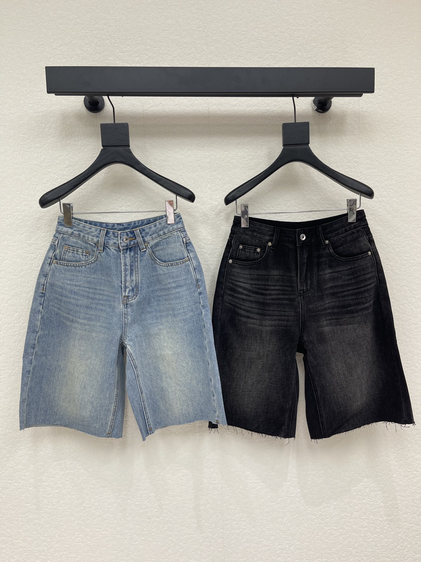 NO:860256,Alexander Wan*26 new raw edge ripped Bermuda denim pants. It is a piece that you can wear with your eyes closed. It looks great with any combination. Digital printing. Customized fabrics. Classic washing process. The color is very high-end. It makes you look taller and slimmer. It is easy to wear. I love it for fashionistas. The upper body effect is great. It is the king of all-round matching. It can be matched with any way. It looks great with the same series of shirts. SML, shirts,19860909Alexander Wan*26新款毛边破洞百慕大牛仔中裤 闭眼入的单品 随便一搭都气质感爆棚 数字印花 订制面辅料 经典洗水工艺 色调很高级 显高显瘦巨好穿,时髦精的大爱,上身效果超赞,万能搭配王 怎么搭配都 配同系列衬衫巨好看 SML,,shirts,,Women's clothing