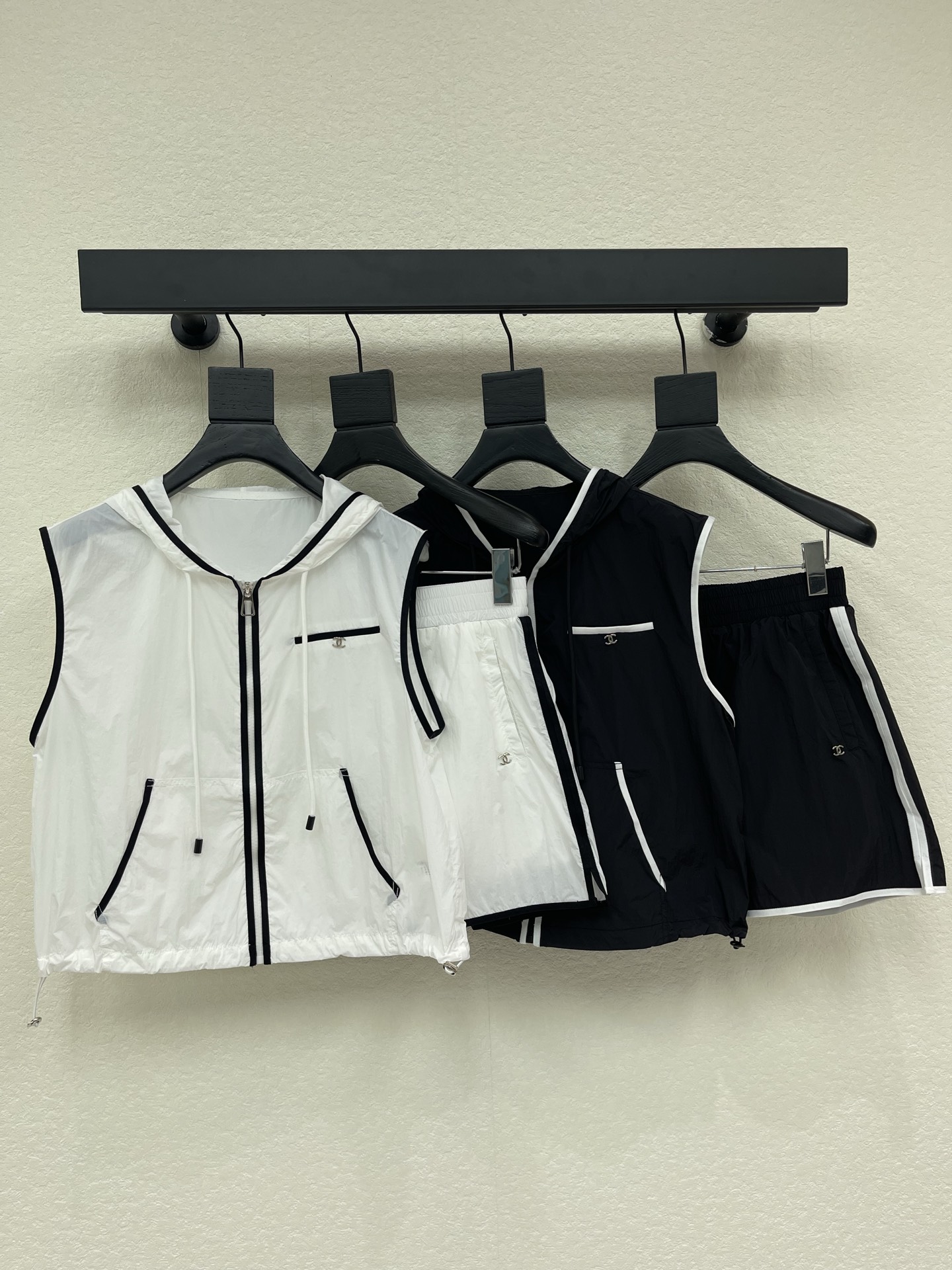 NO:860219,Vest and shorts Chane*26 new spring and summer sun protection zipper hooded vest + shorts. Super classic black and white color scheme. Light and breathable fabric is super comfortable to wear in summer!  Hooded + zipper design. The double C logo on the chest is very recognizable. The waist is adjustable. It is slim and practical. It can be easily matched for daily outings or vacations. It has both a sporty and high-end feel. It is a hot item this season!  Two colors SML,,chanel,shorts,hats,19860909马甲 短裤 Chane*26春夏新款防晒拉链连帽马甲+短裤 黑白配色超经典 轻薄透气面料夏天穿超舒服！连帽＋拉链设计 胸前双C标志超有辨识度 腰部可调节 显瘦又实用 日常出街或度假都能轻松搭配 运动感和高级感兼具 是这一季超火单品！两个色SML,,chanel,shorts,hats,,Women's clothing