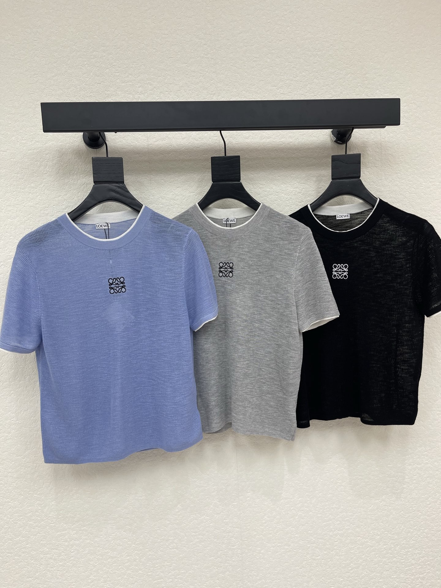 NO:858816,Loew*26 new spring and summer contrasting fake two-piece knitted short-sleeves!  Customized imported knitted material, skin-friendly and comfortable, soft and textured. Round neck knitted short-sleeved version. The collar and cuffs are exposed with contrasting stitching to create a fake two-piece layering effect. The embroidered logo on the chest shows an elegant college atmosphere. It is very fashionable to wear alone and layered in spring and summer. It can be easily controlled for daily commuting. Full of retro age-reducing style!  SML,,loewe,T-shirt,19860909Loew*26春夏新款撞色假两件针织短袖！定制进口针织材质 亲肤舒适 柔软有质感 圆领针织短袖版型 领口袖口露出拼接撞色 打造假两件叠穿效果 胸前刺绣徽标装饰 展现优雅学院气息 春夏单穿叠穿都很时髦 日常通勤都可轻松驾驭 满满的复古减龄风格！SML,,loewe,T-shirt,,Women's clothing
