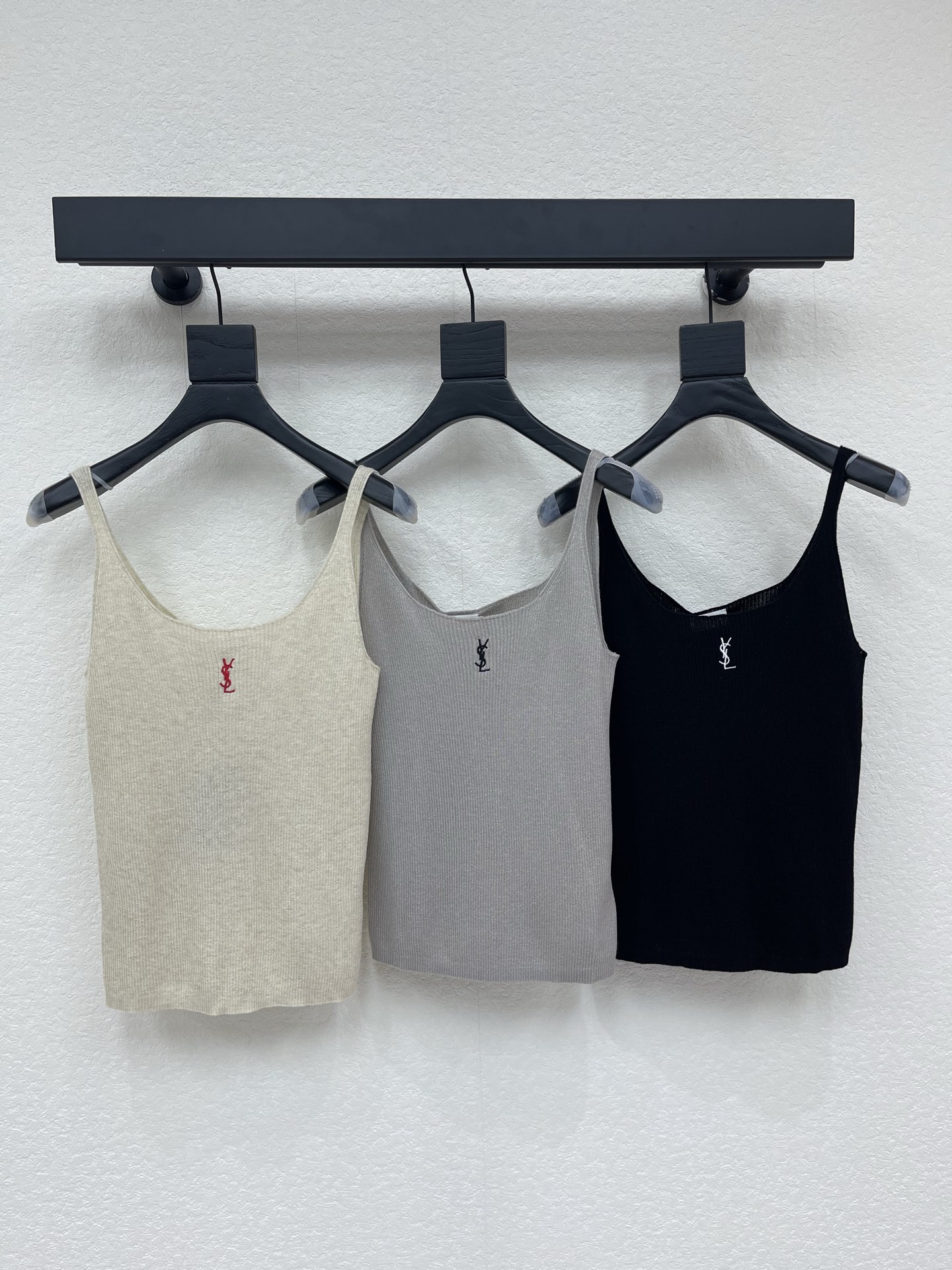 NO:858803,YSL*26 new spring and summer embroidered letter knitted camisole!  Weaved with custom imported knitted material, skin-friendly and comfortable, high-quality texture, thin camisole cut, embroidered logo pattern decoration on the chest, easily showing the playful girl style, slim fit, slim and fashionable!  SML,,saint laurent,19860909YSL*26春夏新款刺绣字母针织吊带背心！定制进口针织材质织造 亲肤舒适 上乘质感 细吊带背心剪裁 胸前刺绣徽标图案装饰 轻松彰显俏皮女生风格 修身版型 显瘦时髦！SML,,saint laurent,,Women's clothing