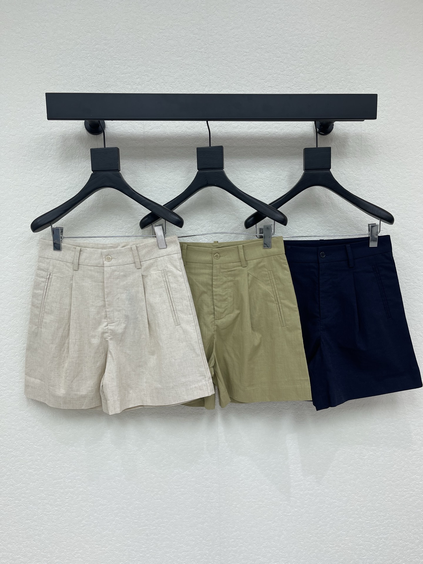 NO:860091,Ralph Laure*Raff polo 26 new linen suit shorts. A must-buy trousers item, the style is super good!  The fabric is also very comfortable. Definitely keep it for yourself. Recommended!  Made of natural linen fabric!  The luster of the entire fabric also has the natural texture of linen, and the texture has slight wrinkles ~ which will also make the overall look more advanced and casual, making it easy to wear effortlessly fashionable!  You can buy one to wear and see if it is really worth repurchasing for commuting or for daily wear and casual wear!  S-XL,,loro piana,shorts,business suit,19860909Ralph Laure*拉夫polo 26新款亚麻西装短裤.一定要入手的裤装单品,版型超好！面料也很舒服 肯定要自留的 推荐！天然亚麻面料制成！整个面料的光泽感也有着亚麻天然纹理,纹路自带轻微褶皱感～也会让整体看着更高级随性,轻松穿出毫不费力的时髦感！大家可以入手一条穿来看看,真的值得回购的通勤搭还是日常搭配休闲都可！S-XL,,loro piana,shorts,business suit,,Women's clothing