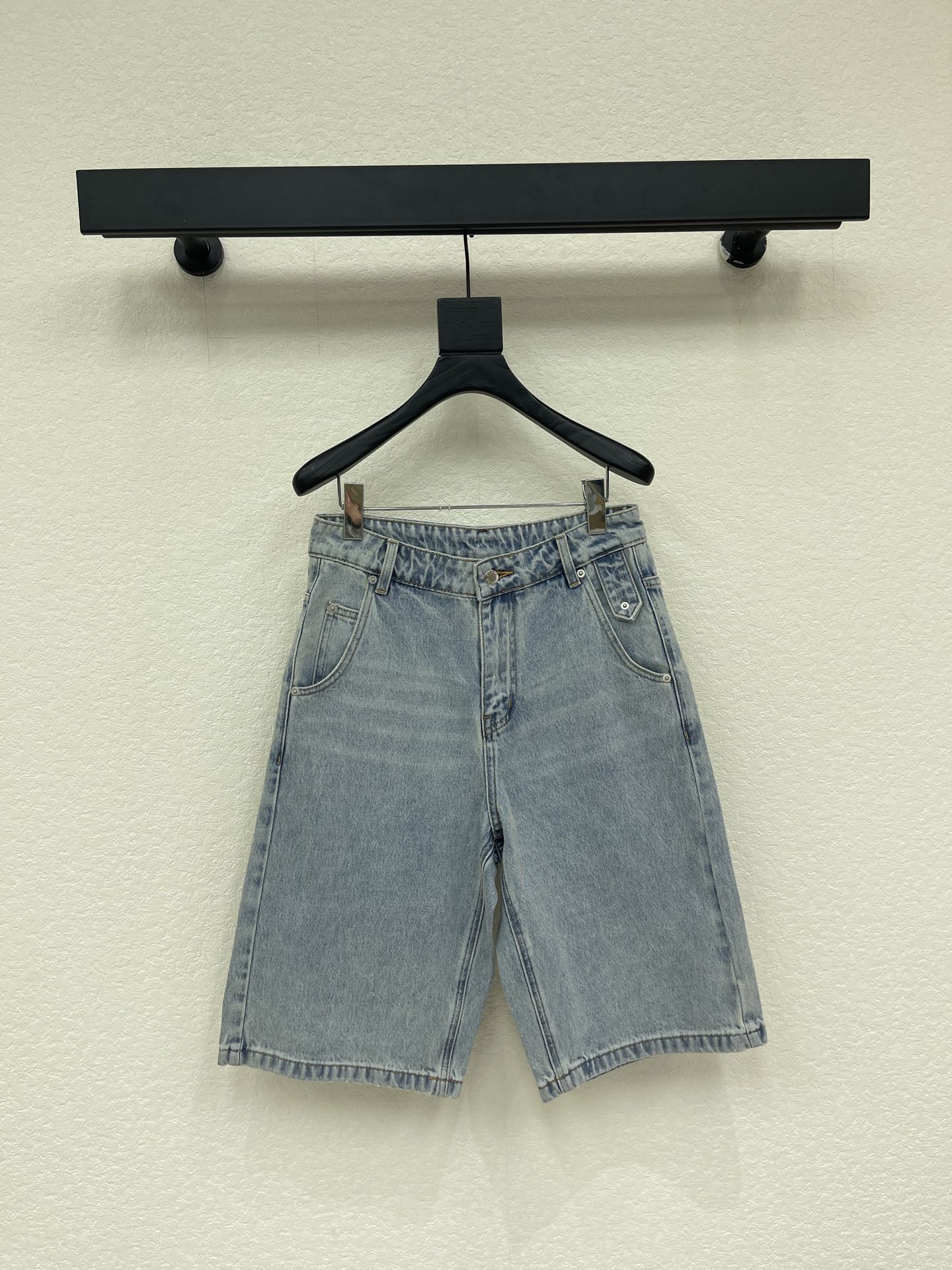 NO:861679,Prad*26's latest three-quarter denim shorts. These modern-style high-waisted Bermuda shorts are treated with bleaching technology to create a modern casual effect. The bell-bottom version is matched with the classic five-pocket. The enameled metal triangle logo adds an iconic element. This pair of jeans is really highly recommended. The pattern is so beautiful. It can perfectly modify the figure, show off the slim waist, show off the buttocks, and show off the length of the legs. This kind of retro distressed jeans is particularly popular this year. It's super versatile, feels invincible, and is super nice.  An absolute ceiling-level must-have item, worthy of all sisters SML, prada, shorts, jeans,19860909Prad*26最新款五分牛仔短裤,这款现代风格的高腰百慕大短裤撷取漂白工艺处理,塑就摩登休闲效果,喇叭裤版型配搭经典五袋,涂珐琅金属三角形徽标平添标志性元素这条牛仔裤真的是强烈推荐版型太好看啦 可以完美修饰身材显腰细、显臀翘、显腿长 今年这种复古做旧式牛仔裤特别流行超级百搭手感无敌品质超级nice 绝对天花板级别的必备单品,值得所有姐妹SML,,prada,shorts,jeans,,Women's clothing