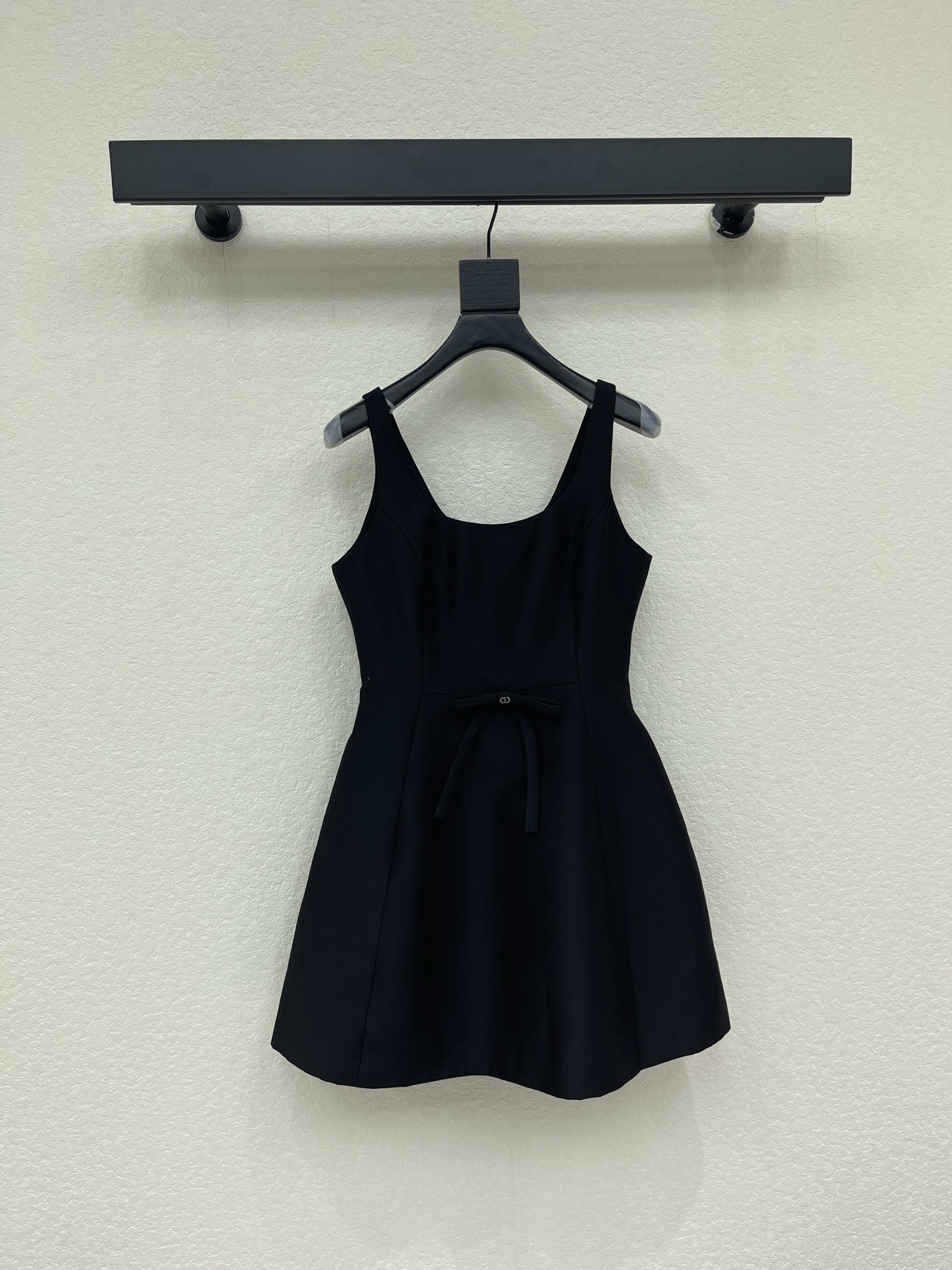 NO:867129,Dio*26 new spring and summer bow-stitched suspender dress has a U-shaped neckline design that is simple and elegant. The small bow pendant decoration is the finishing touch. The waist-cinching design accurately optimizes the body proportions. The French style is elegant and mature. It is very suitable for daily commuting, dating or light formal occasions. SMLXL,, dior, skirts,19860909Dio*26春夏新品蝴蝶结拼接吊带连衣裙U型领口设计简约大方 蝴蝶结小吊坠装饰是点睛之笔 版型收腰设计精准优化身材比例 法式优雅轻熟气质 很适合日常通勤约会或轻正式场合穿着 SMLXL,,dior,skirts,,Women's clothing