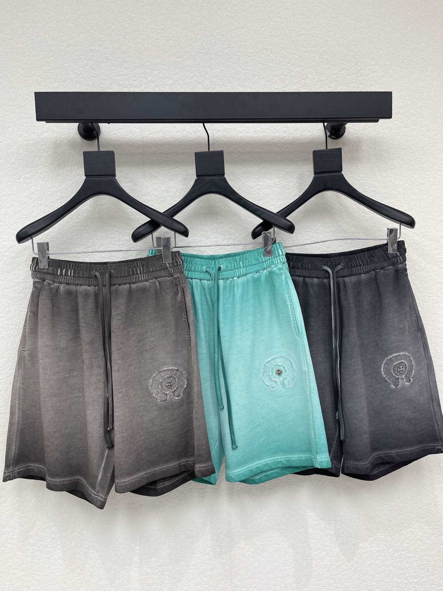 NO:860069,Chrome Heart* 26 new patch embroidered horseshoe shorts, high weight terry sweatpants, are made of soft fufu fabric, close to the skin, and have no hard and restrictive feeling at all. The texture of the ready-made clothes is dyed and washed, with a natural old retro tone, waist drawstring design, double pockets on the side, and horseshoe embroidery logo on the hem. It is low-key yet recognizable, and it will turn heads when you walk on the road!  Same style for men and women!  M-XL,,chrome hearts,chrome hearts,shorts,19860909Chrome Heart*克罗心26新款贴布绣马蹄短裤高克重毛圈卫裤面料软fufu的,贴身穿巨亲肤,完全没有硬邦邦的束缚感,成衣定染水洗的质感绝了,那种自然做旧的复古调调,腰部抽绳设计,侧边双口袋巨能装,下摆马蹄刺绣标识,低调又不失辨识度,走在路上回头率直接拉满！ 男女同款！M-XL,,chrome hearts,chrome hearts,shorts,,Women's clothing