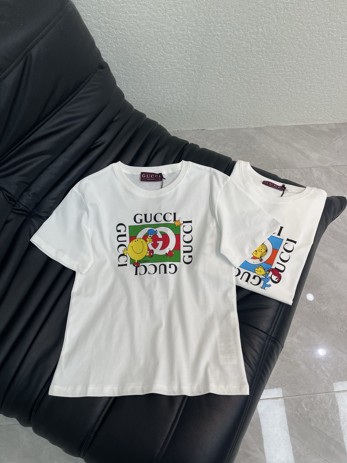 NO:861651,Gucc*26 new spring and summer square double G letter cartoon print short-sleeved round neck T-shirt!  Full of design, clean and refreshing, full of youthful vitality, it’s really hard not to love it!  The concave shape makes it look good. The classic round neck design is simple and easy to wear. It is very eye-catching when walking on the street!  It has a youthful and energetic feel and will turn heads when worn out on the street. The fabric is 100% customized and the texture is super comfortable!  Close your eyes and rush!  SML,,gucci,T-shirt,tees,t-shirt,19860909Gucc*26春夏新款方块双G字母卡通印花短袖圆领T恤！设计感十足 干净又清爽 满满的青春活力 真的狠难不爱啊！凹起造型来妥妥的好看经典的小圆领设计简洁好穿 走在街上吸睛度满分！青春又活力的感觉穿出街回头率百分百定制面料 质感超级舒适！都给我闭眼冲！SML,,gucci,T-shirt,tees，t-shirt,,Women's clothing