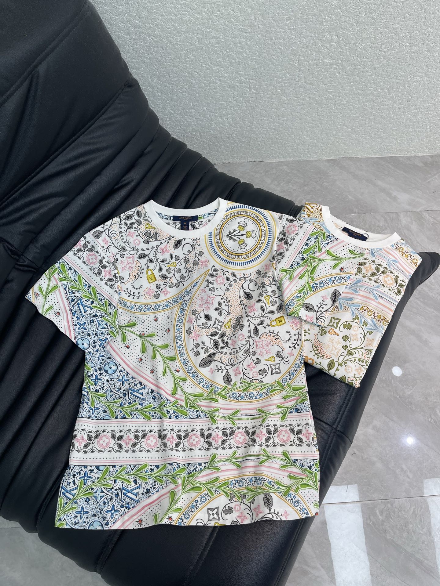 NO:861637,Louis Vuitto*26 new spring and summer short-sleeved T-shirt with active geometric pattern!  Customized 100% cotton material, breathable and comfortable, full of texture, large body printed with tree flowers and plants, geometric classic elements of various brands, easy to wear for daily or vacation, versatile to wear alone or inside, can be worn with jeans or skirts, daily casual, fashionable and practical, a must-have for fashionistas!  Two-color SML,,louis vuitton,skirts,jeans,T-shirt,tees,t-shirt,19860909Louis Vuitto*26春夏新款活性几何图花短袖T恤！定制全棉材质 透气舒适 质感十足 大身满印树花融合植物 几何种牌品经典元素 日常或度假都能轻松驾驭 单穿或内搭都很百搭 搭牛仔裤 半裙都OK 日常休闲 时尚实用兼备,潮人必备！两色SML,,louis vuitton,skirts,jeans,T-shirt,tees，t-shirt,,Women's clothing