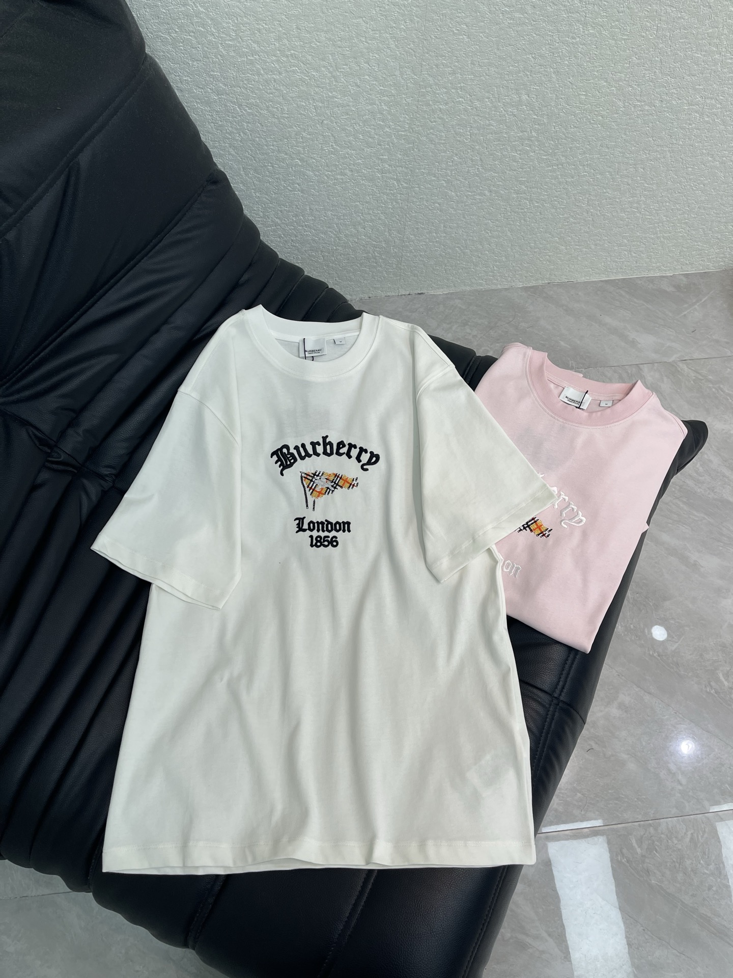 NO:861675,Burberr*26 new spring and summer short-sleeved T-shirt with horse embroidery letters. Pure cotton fabric. High-density fashionable sports style. Every daily wear. Playful and age-reducing design elements full of vitality. High quality. Sizes SML, burberry, T-shirt, tees, t-shirt,19860909Burberr*26春夏新款战马刺绣字母短袖T恤 纯棉面料 高密度时髦运动风 每个日常的穿搭 俏皮减龄充满元气的设计元素 高品质 尺码SML,,burberry,T-shirt,tees，t-shirt,,Women's clothing