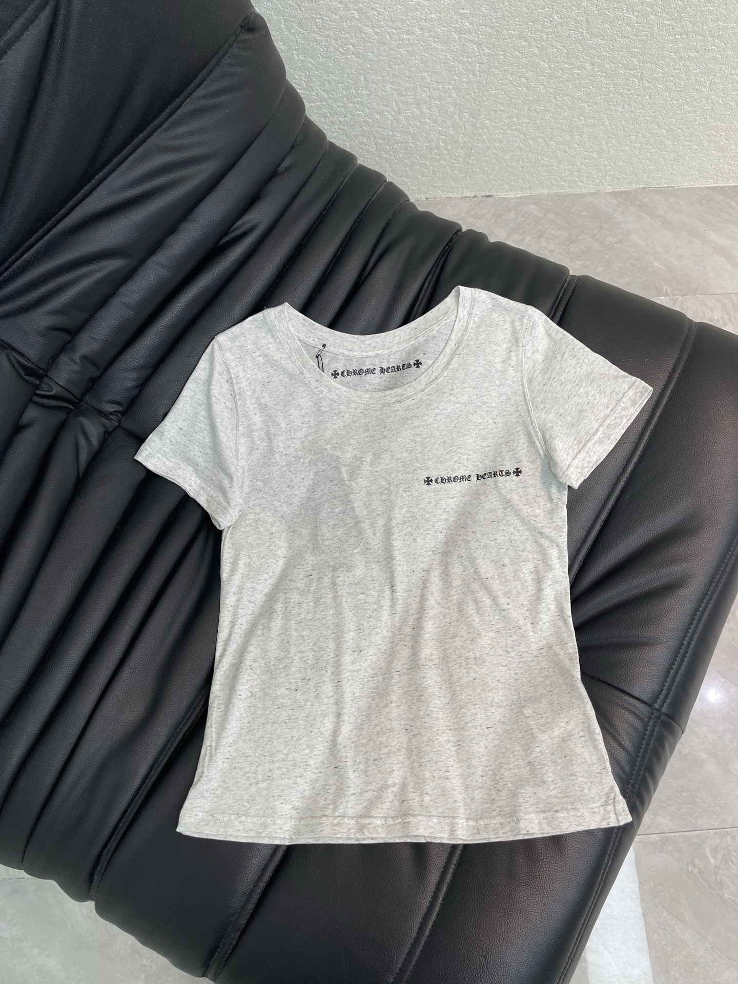 NO:865135,26ss limited new high-end linen color, you can never refuse Crow Heart... Gray sword vine short-sleeved T-shirt, linen gray variegated fabric, very special. The light gray color is really suitable for spring and summer. The fabric is thin, soft, breathable and not stuffy. It looks good when worn casually. It is full of atmosphere. The texture of this high-end gray is amazing!  !  S/M/L,,chrome hearts,T-shirt,tees,t-shirt,1986090926ss限定新款高级亚麻色 永远无法拒绝克罗心… 灰色宝剑藤蔓短袖T恤 亚麻灰杂色面料 很特别 浅灰色的颜色真的很适合春夏 面料薄薄的 轻柔透气不闷热 随便穿穿就好看 氛围感满满 这高级灰的质感 太绝了！！ S/M/L,,chrome hearts,T-shirt,tees，t-shirt,,Women's clothing