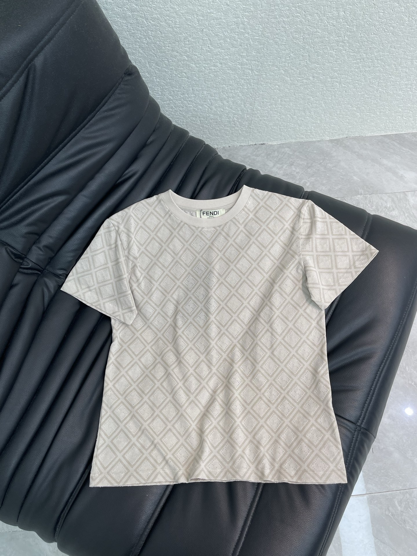 NO:861623,FEND*26 new spring and summer patterned short-sleeved T-shirt!  Made of 100% cotton, full of texture, comfortable and breathable. It adopts the iconic diamond grid design and has fine burning technology. Regular round neck short-sleeved T-shirt cut. It is stylish when worn alone. SML, fendi, T-shirt, tees, t-shirt,19860909FEND*26春夏新款烧花菱格短袖T恤！全棉材质 质感十足 舒适透气 采用标志性菱形网格设计 烧花工艺精细 常规圆领短袖T恤剪裁 单穿内搭出彩时髦.SML,,fendi,T-shirt,tees，t-shirt,,Women's clothing