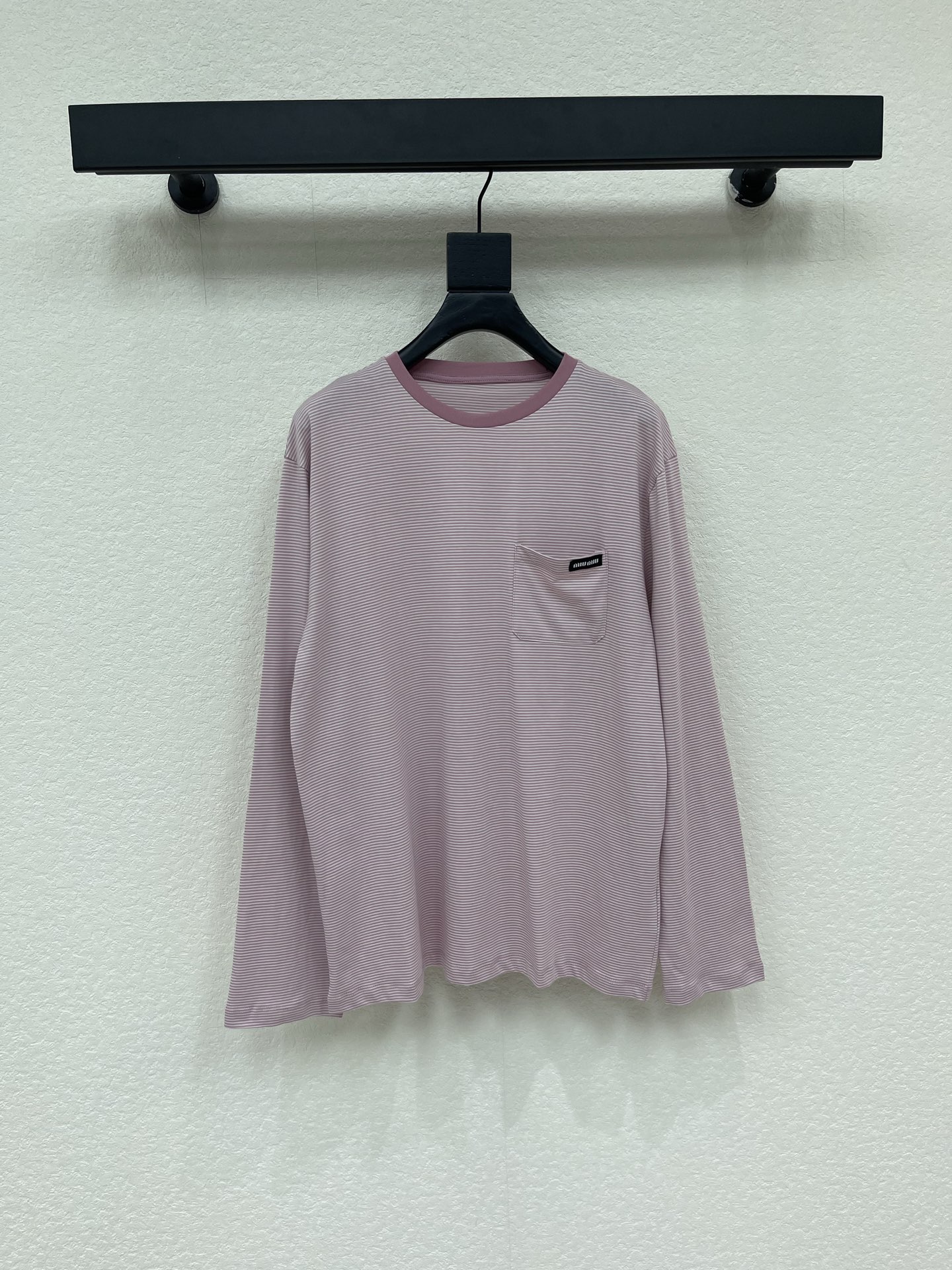 NO:861609,Miumi*26 new spring and summer pink-toned pinstripe long-sleeved T-shirt. Soft pink and fine white stripes interweave, which is a relaxed expression with a girly feel. Contrast color round neck + chest patch pocket, with brand woven label details, soft and skin-friendly fabric, can be worn alone or layered to create effortless elegance. SML,, miumiu, tees, t-shirt,19860909Miumi*26春夏新品粉调细条纹长袖T恤 柔粉与细白条纹交织,是自带少女感的松弛表达. 撞色圆领+胸口贴袋,搭配品牌织标细节, 软糯亲肤的面料,单穿叠穿都能打造不费力的优雅.SML,,miumiu,tees，t-shirt,,Women's clothing