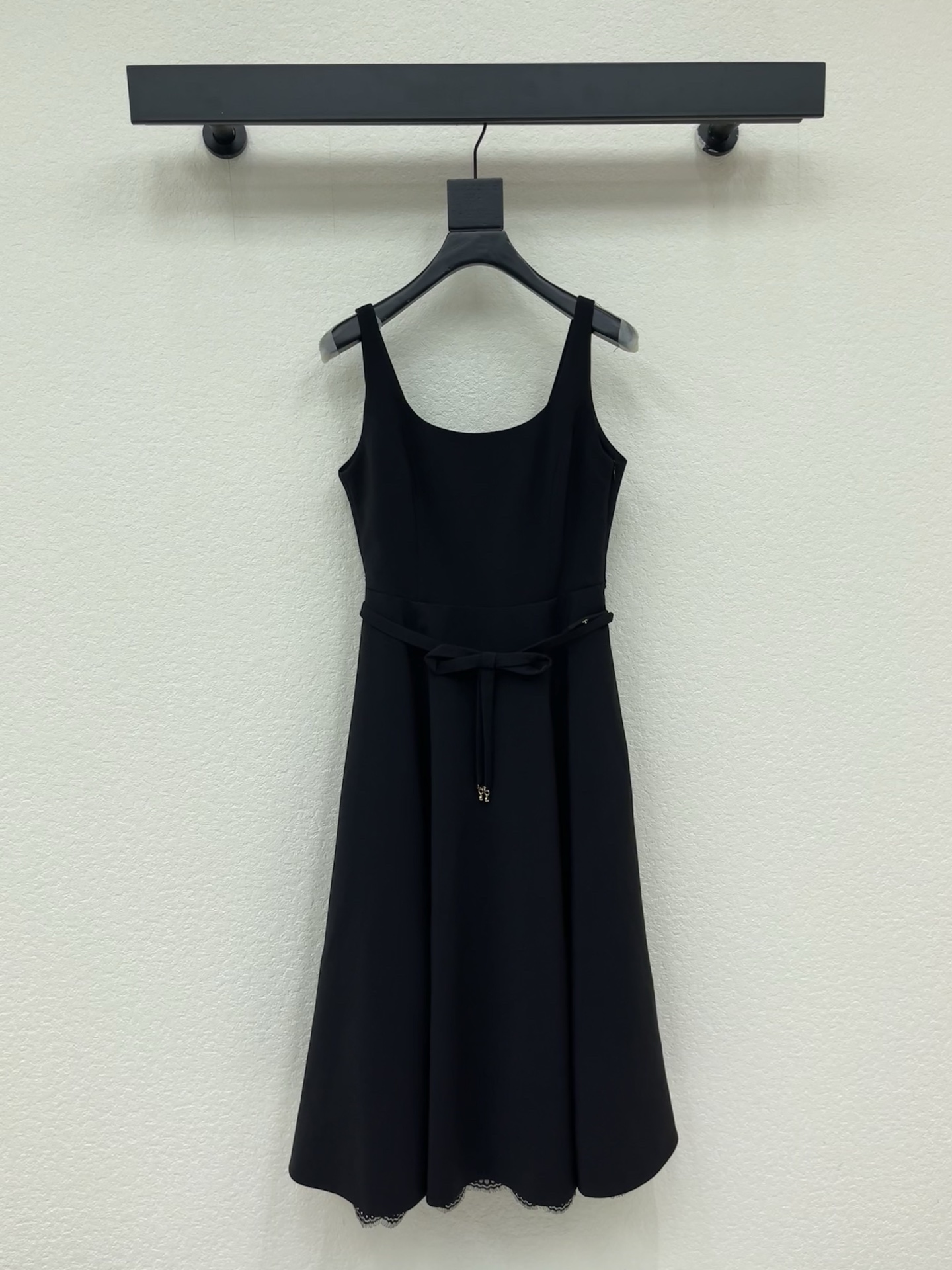 NO:865147,Dio*26 new spring and summer lace splicing long suspender dress The U-shaped neckline suspender design is simple and elegant. The small bow pendant decoration is the finishing touch. The waist design accurately optimizes the body proportions. The lace edge is looming at the skirt, adding soft femininity. French elegance and mature temperament. It is very suitable for daily commuting, dating or light formal occasions. SML, dior, skirts,19860909Dio*26春夏新品蕾丝拼接长款吊带连衣裙 U型领口吊带设计简约大方 蝴蝶结小吊坠装饰是点睛之笔 版型收腰设计精准优化身材比例 裙摆处拼接了蕾丝花边边缘若隐若现 增添了柔美的女人味 法式优雅轻熟气质 很适合日常通勤约会或轻正式场合穿着SML,,dior,skirts,,Women's clothing
