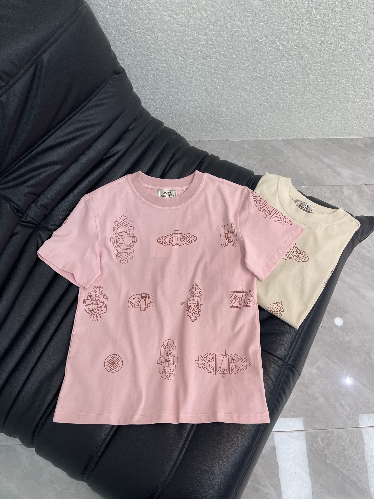 NO:863149,Herme*26 new spring and summer old money style chain logo printed pattern short-sleeved T-shirt!  Customized cotton material, with fine texture, comfortable and breathable, regular short-sleeved cut, highlighting the brand style, whole body printing process to restore the lock totem pattern, echoing the brand style, rich artistic style layers, fashionable and casual, stylish and stylish when worn alone or worn inside. SML, hermes, T-shirt, tees, t-shirt,19860909Herme*26春夏新款老钱风锁链徽标印花图案短袖T恤！定制全棉材质,质感细腻,舒适透气,常规短袖裁剪,凸显品牌格调,通体以印花工艺还原锁扣图腾图案,品牌格调呼应,艺术风格层次丰富,时髦休闲,单穿内搭都出彩时髦.SML,,hermes,T-shirt,tees，t-shirt,,Women's clothing