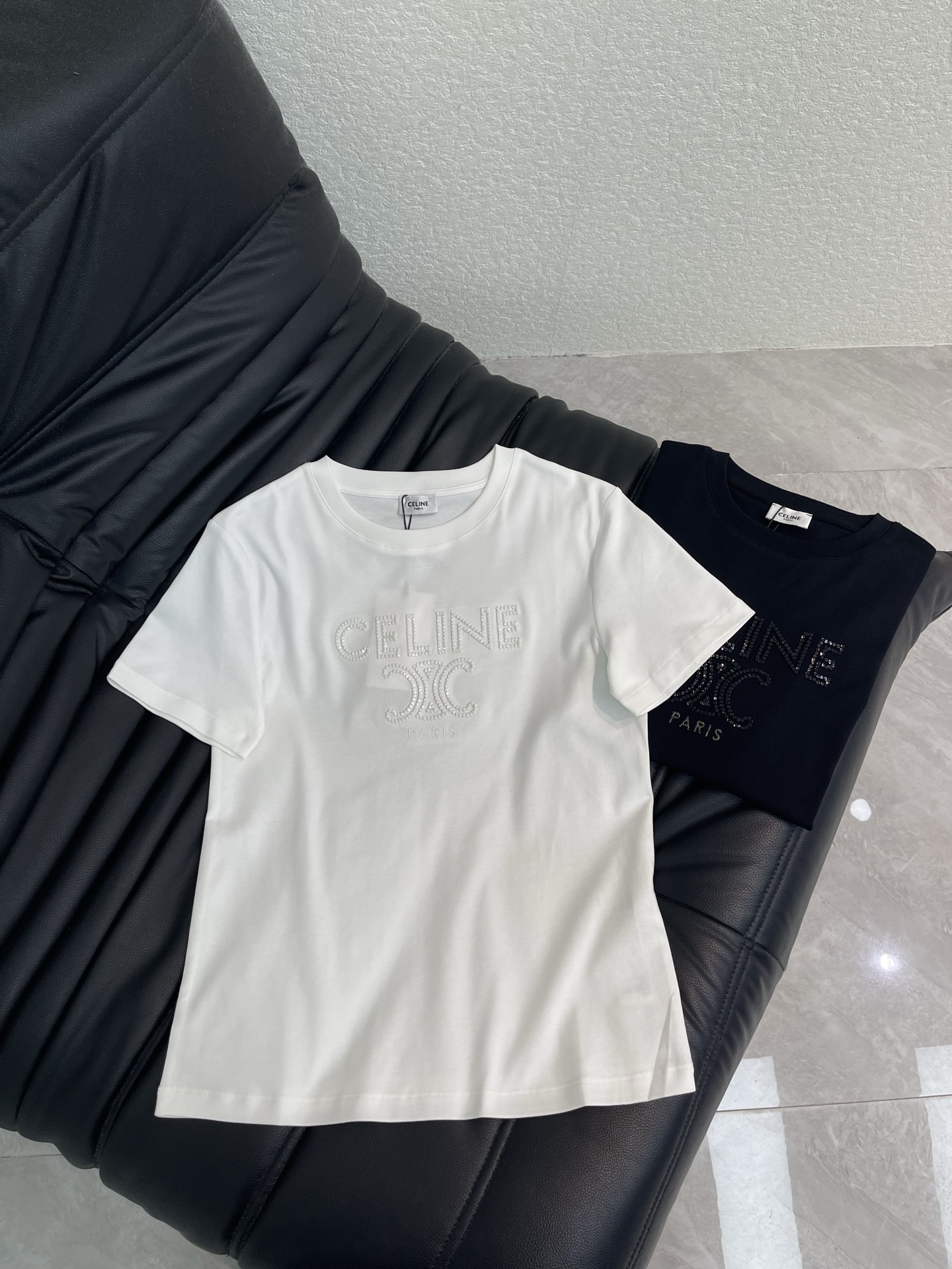 NO:863176,Celin*26 new spring and summer sequin embroidered three-dimensional Arc de Triomphe letter pattern short-sleeved T-shirt!  Customized mercerized cotton material, breathable and comfortable, full of texture, cut to a slim fit, short-sleeved T-shirt, the chest is processed with sequined embroidery process, so that the sequins show a three-dimensional effect, outline the letter logo, strengthen the brand identity, create an exclusive style, versatile and western style. SML,,celine,T-shirt,tees,t-shirt,19860909Celin*26春夏新款珠片绣花立体凯旋门字母图案短袖T恤！定制丝光棉材质,透气舒适,质感十足,修身短袖T恤裁剪,胸前利用珠片离体刺绣工艺处理,让亮片呈现出立体效果,勾勒出字母徽标,加强品牌标识度,打造专属风格,百搭洋气.SML,,celine,T-shirt,tees，t-shirt,,Women's clothing