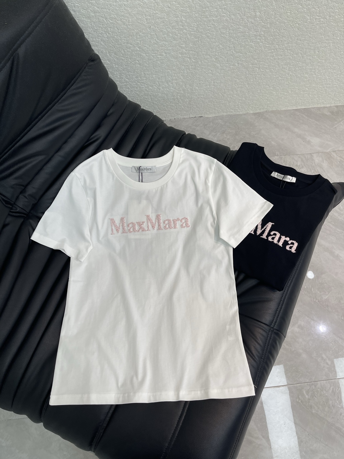 NO:863127,Maxmar*26 new spring and summer pink round neck short-sleeved T-shirt with heavy beading letter embroidery. Customized cotton material, breathable and comfortable, full of texture, regular short-sleeved T-shirt cut with straight shoulders, heavy beading embroidered letters hiding the neat accent of a luxury brand, basic  T-shirts can also be worn with a high-end feel. They are versatile tools in the wardrobe when worn alone or layered. They blend casualness and sophistication into daily wear, highlighting the brand style and high-end fashion. SML,, T-shirt, tees, t-shirt,19860909Maxmar*26春夏新款粉色重工钉珠字母刺绣圆领短袖T恤.定制全棉材质,透气舒适,质感十足,正肩常规短袖T恤裁剪,重工钉珠刺绣字母藏着奢牌的利落腔调,基础款T恤也能穿出高级感,单穿叠穿都是衣柜里的百搭利器,把随性与精致揉进日常穿搭里,凸显品牌格调,高级时髦.SML,,T-shirt,tees，t-shirt,,Women's clothing