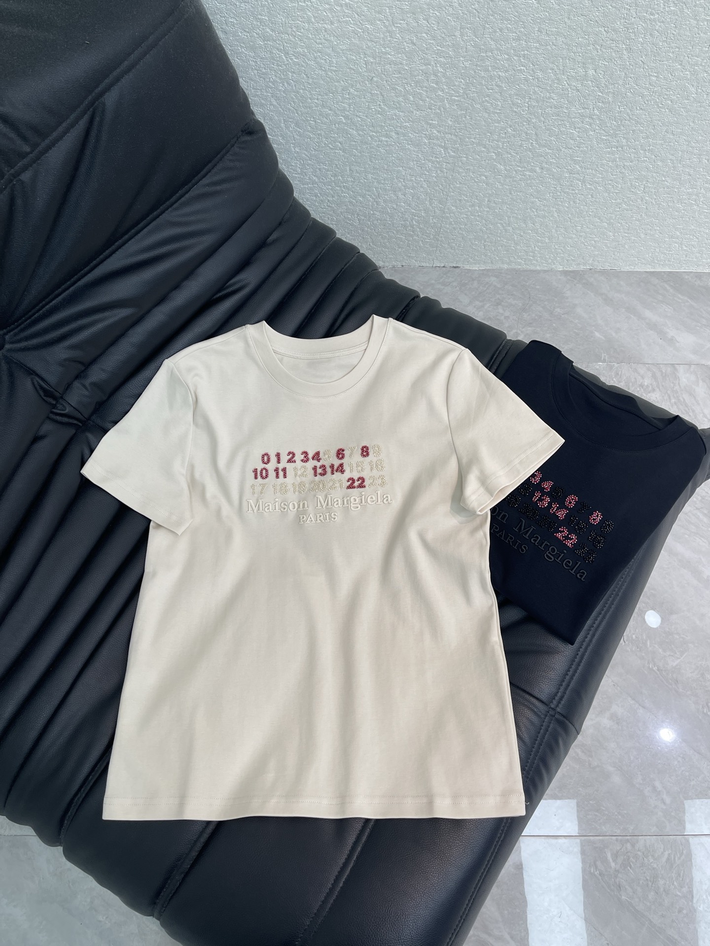 NO:863137,MM6*26 spring and summer new heavy industry bead embroidery three-dimensional letter short-sleeved T-shirt. Customized mercerized cotton material, breathable and comfortable, full of texture, regular shoulder short-sleeved T-shirt cut, classic color matching of red, white and black and red, super eye-catching contrasting colors, simple embroidery  The letters hide the neat tone of a luxury brand, and a basic T-shirt can also be worn with a high-end feel. Wearing it alone or layered is a versatile tool in the wardrobe. It blends casualness and sophistication into daily wear, highlighting the brand style and high-end fashion. SML,,masion  margiela,T-shirt,tees,t-shirt,19860909MM6*26春夏新款重工钉珠刺绣立体字母短袖T恤.定制丝光棉材质,透气舒适,质感十足,正肩常规短袖T恤裁剪,红白与黑红的经典配色,撞色超吸睛,简约的刺绣字母藏着奢牌的利落腔调,基础款T恤也能穿出高级感,单穿叠穿都是衣柜里的百搭利器,把随性与精致揉进日常穿搭里,凸显品牌格调,高级时髦.SML,,masion margiela,T-shirt,tees，t-shirt,,Women's clothing