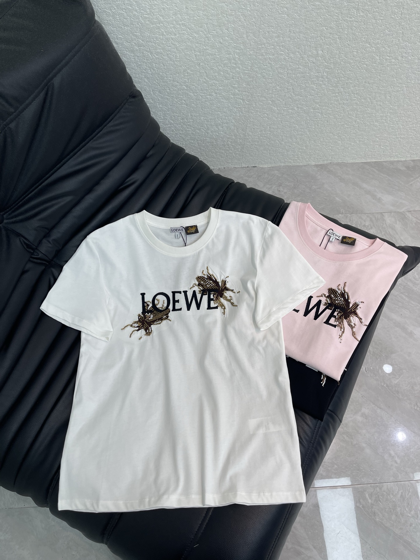 NO:861649,Loew*26 new spring and summer hand-beaded corn embroidered letter heavy-duty short-sleeved T-shirt. Pure cotton fabric. High-density fashionable sports style. Every daily wear. Playful and age-reducing design elements full of vitality. High quality. Sizes SML,,loewe,T-shirt,tees,t-shirt,19860909Loew*26春夏新款手工串珠玉米刺绣字母重工短袖T恤 纯棉面料 高密度时髦运动风 每个日常的穿搭 俏皮减龄充满元气的设计元素 高品质 尺码SML,,loewe,T-shirt,tees，t-shirt,,Women's clothing