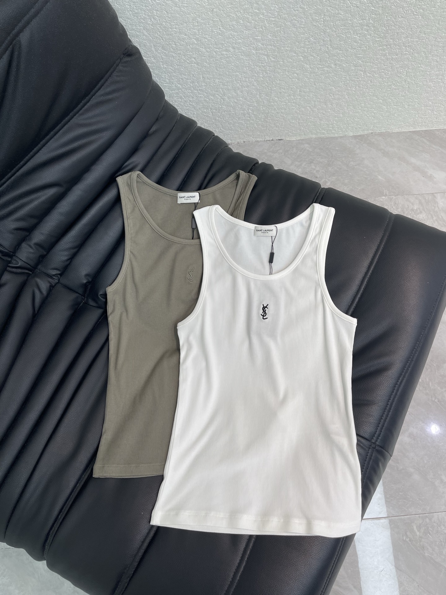 NO:861653,Ysl*26 new model vest with small embroidered letters in the middle adopts a slim and slim U-neck racer-shaped vest version with neat lines. The fabric is made of vertical pit rib material and has good elasticity. It has a shaping effect on the upper body, is skin-friendly and breathable, and can slightly modify the body shape. The brand's classic letter embroidery is on the chest. It is low-key and recognizable and will not be too ostentatious. The vest is elastic and can be worn by any body shape. It is a super popular basic style in hot girl style / minimalist style ~  SML,,saint laurent,19860909Ysl*26新款中间小刺绣字母背心 采用修身显瘦的 U 型领工字背心版型 自带利落线条感 面料是竖坑条罗纹材质 弹力很好 上身有塑形效果 贴肤又透气 还能微微修饰身形 胸前有品牌经典的字母刺绣 低调又有辨识度 不会过于张扬 背心有弹力 任何身形都能穿 辣妹风 / 极简风穿搭里超火的基础款～ SML,,saint laurent,,Women's clothing