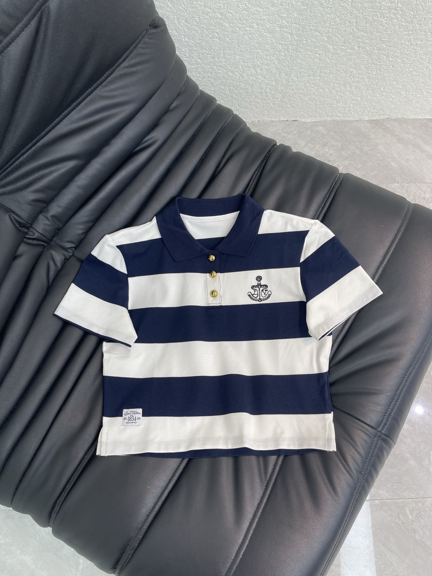 NO:866983,Louis Vuitto*26 new spring and summer striped embroidered letter lapel short-sleeved T-shirt. Pure cotton fabric. High-density fashionable sports style. Every daily wear. Playful and age-reducing design elements full of vitality. High quality. Size SML, Louis Vuitton, T-shirt, tees, t-shirt,19860909Louis Vuitto*26春夏新款条纹刺绣字母翻领短袖T恤 纯棉面料 高密度时髦运动风 每个日常的穿搭 俏皮减龄充满元气的设计元素 高品质 尺码SML,,louis vuitton,T-shirt,tees，t-shirt,,Women's clothing