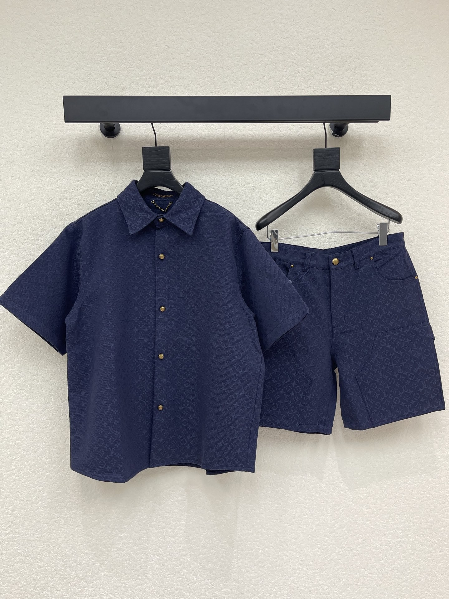 NO:865125,Louis  Vuitto*26 new dark pattern jacquard short-sleeved denim shirt + denim shorts. Made of brand-customized denim high-density jacquard fabric, the whole body is integrated with classic dark pattern, which is soft and smooth to the touch, highlighting the high-end fabric texture; classic Cuban collar design, neat retro lines, modifying the neck  Lines, metal snap closure, high-quality texture and easy to put on and take off; symmetrical pocket design on the chest, embellished with metal rivets, exquisite details, enhance the overall style layering; the shorts of the same series are made of the same fabric and dark pattern design, echoing up and down, and the overall coordination is unified. The same style for men and women!  S-XL top AA23988440 shorts,,louis vuitton,shorts,shirts,T-shirt,19860909Louis Vuitto*26新款暗纹提花短袖牛仔衬衫+牛仔短裤.采用品牌定制牛仔高密提花面料,通体融入经典暗纹图案,触感柔软顺滑,彰显高端面料质感；经典古巴领设计,线条利落复古,修饰颈部线条,金属按扣开合,质感高级且穿脱便捷；胸前对称口袋设计,搭配金属铆钉点缀,细节精致考究,提升整体造型层次感；同系列短裤采用同款面料与暗纹设计,上下呼应,整体协调统一.男女同款！S-XL 上衣AA23988440 短裤,,louis vuitton,shorts,shirts,T-shirt,,Women's clothing