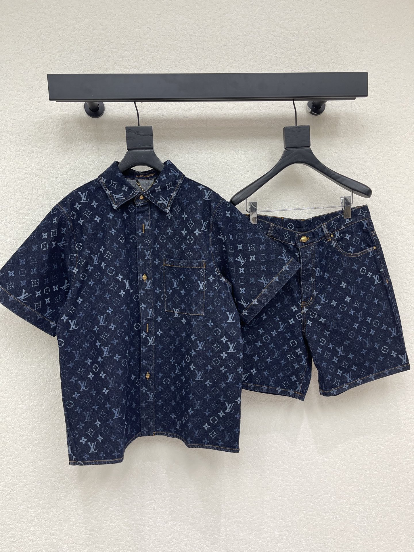 NO:865107,Louis  Vuitto*26 new gradient LOGO short-sleeved denim shirt + denim shorts. Made of brand-customized denim high-density jacquard fabric, with classic dark pattern integrated into the whole body, soft and smooth to the touch, highlighting the high-end fabric texture; classic Cuban collar design, neat retro lines, modified neck  Bottom line, metal snap closure, high-quality texture and easy to put on and take off; symmetrical pocket design on the chest, decorated with metal rivets, exquisite details, enhance the overall style layering; shorts in the same series are made of the same fabric and dark pattern design, echoing up and down, and the overall coordination is unified. The same style for men and women!  S-XL top AA23988440 shorts,,louis vuitton,shorts,shirts,T-shirt,19860909Louis Vuitto*26新款渐变LOGO短袖牛仔衬衫+牛仔短裤.采用品牌定制牛仔高密提花面料,通体融入经典暗纹图案,触感柔软顺滑,彰显高端面料质感；经典古巴领设计,线条利落复古,修饰颈部线条,金属按扣开合,质感高级且穿脱便捷；胸前对称口袋设计,搭配金属铆钉点缀,细节精致考究,提升整体造型层次感；同系列短裤采用同款面料与暗纹设计,上下呼应,整体协调统一.男女同款！S-XL 上衣AA23988440 短裤,,louis vuitton,shorts,shirts,T-shirt,,Women's clothing