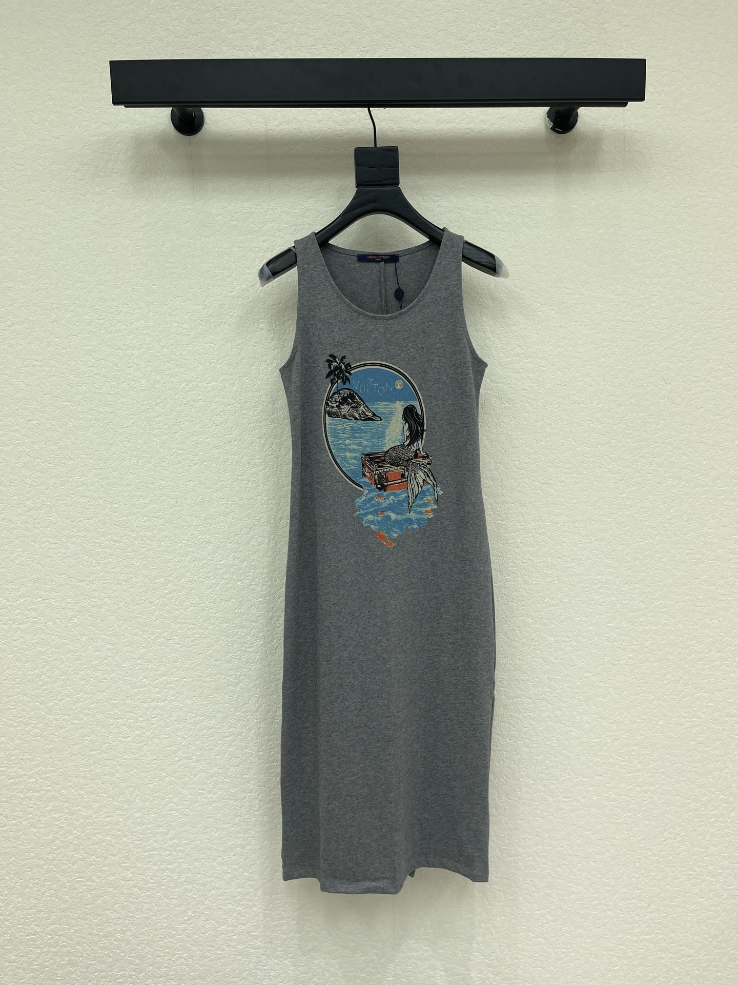 NO:861727,Louis Vuitto*26 new spring and summer gray printed sleeveless dress. Straight drape version. Not tight or flattering. Classic round neck + sleeveless tailoring. Simple and elegant without shoulder-gagging. Mermaid island print on the front. Comes with a lazy holiday style. It can be easily worn at home and on vacation. It is OK to match with sandals or sneakers. Easy to get casual style. One color SML, Louis Vuitton, sandals, sneakers, skirts,19860909Louis Vuitto*26春夏新款灰色印花无袖连衣裙 直筒垂坠版型 不紧绷不挑身材 经典圆领+无袖剪裁 简约大方不挑肩型 正面人鱼海岛印花 自带慵懒度假风 日常 居家 度假都能轻松驾驭 搭配凉鞋或运动鞋都很OK 轻松get休闲风穿搭 一色SML,,louis vuitton,sandals,sneakers,skirts,,Women's clothing