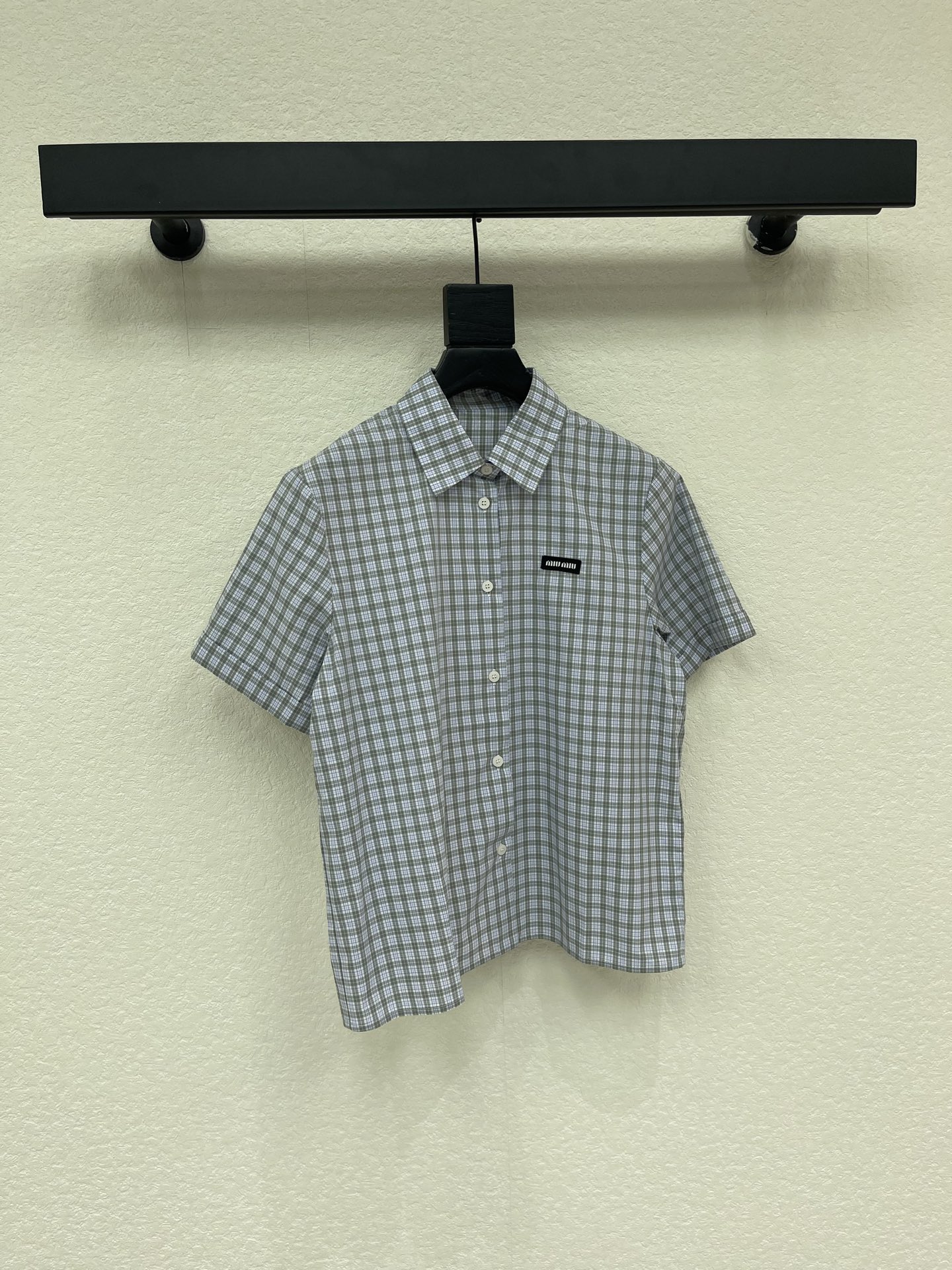 NO:863218,Miumi*26 new plaid short-sleeved shirt, low saturated blue and gray plaid + small lapel design, full of retro college style!  The embroidered brand logo on the chest is very recognizable. It is made of pure cotton, light and breathable, and very comfortable to wear in summer ~ short sleeves + loose fit, it can be easily used for daily commuting, class, and leisure. It looks great when worn alone or layered. It is intellectual and playful, and full of fashion!  SML,,miumiu,shirts,T-shirt,19860909Miumi*26新款格纹短袖衬衫,低饱和蓝灰格纹+小翻领设计,复古学院风满满！胸前品牌刺绣徽标超有辨识度.纯棉材质,轻薄透气,夏天穿超舒服～短袖+宽松版型,日常通勤、上课、休闲都能轻松驾驭,单穿叠穿都很出彩,知性又俏皮,时髦感拉满！SML,,miumiu,shirts,T-shirt,,Women's clothing