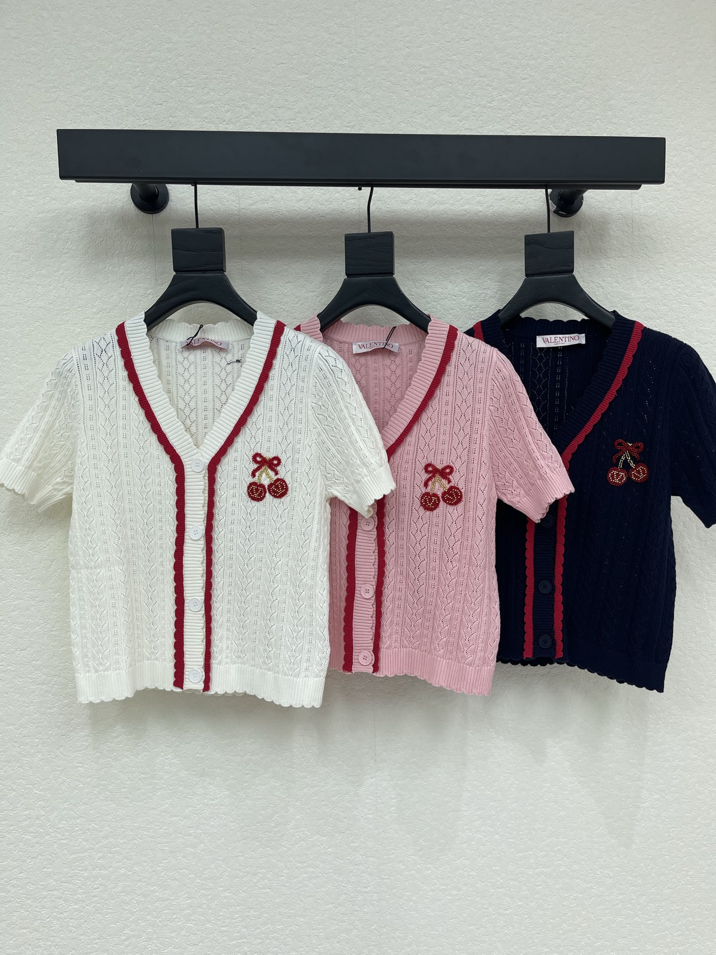 NO:861594,VALENTIN*26 new spring and summer V-neck cherry short-sleeved cardigan!  Weaved with custom-made cotton wool yarn, it is comfortable and waxy. It can be worn with a stylish V-neck short-sleeved cardigan cut. The whole body is contrasting with the edging. It echoes the heavy embroidered cherry pattern. It is full of sweetness and cuteness. The vertical pit strips are hollowed out throughout the body to enrich the design layers. It is comfortable and fashionable to wear. It can be easily controlled whether it is daily travel or leisure and entertainment. It is a must-have for age reduction!  SML,,valentino,T-shirt,19860909VALENTIN*26春夏新款V领樱桃短袖开衫！定制棉毛纱线织造 舒适软糯 穿搭洋气 V领短袖开衫剪裁 通体撞色包边 配合重工刺绣樱桃图案呼应 甜美可爱感十足 通体竖坑条镂空丰富设计层次 穿搭舒适时尚 无论日常出行还是休闲娱乐 都能轻松驾驭 减龄必备！SML,,valentino,T-shirt,,Women's clothing
