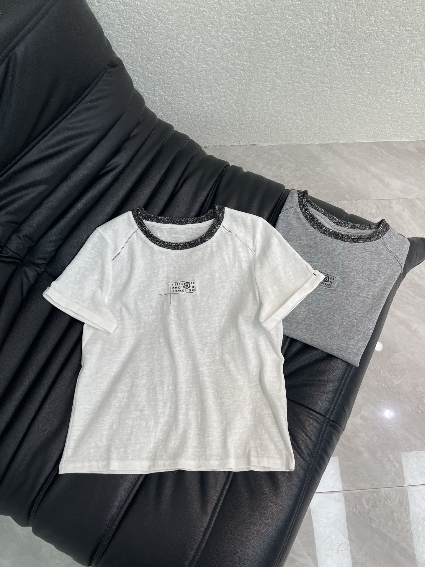 NO:866971,MM6*26 new distressed contrast collar digital label short-sleeved T-shirt. Exquisite round neck version makes the upper body look slimmer!  Digital label embroidery technology is low-key and luxurious!  Fashionable must-have items to unlock all outfits!  Look for our quality!  Fashionable and high-end, the classic version is versatile and easy to wear!  SML,,masion margiela,T-shirt,tees,t-shirt,19860909MM6*26新款做旧撞色领数字贴标短袖T恤 精致圆领版型上身巨显瘦！ 数字贴标刺绣工艺低调奢华！ 时髦精必备单品解锁所有穿搭！ 认准我家品质！时髦又高级 经典版型百搭不挑人！ SML,,masion margiela,T-shirt,tees，t-shirt,,Women's clothing