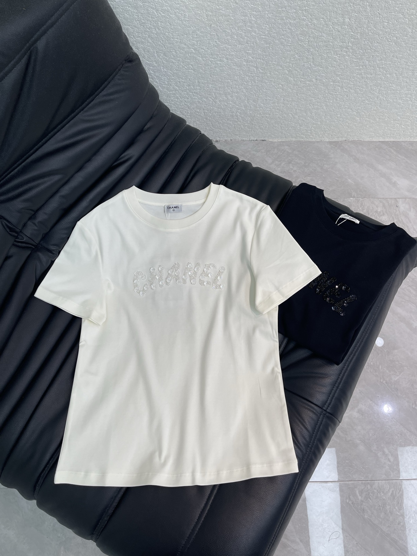 NO:865108,Chane*26 new spring and summer heavy industry three-dimensional beading camellia sequin short-sleeved T-shirt. Customized mercerized cotton material, breathable and comfortable, full of texture, slim-fitting short-sleeved T-shirt, the chest is processed with sequin embroidery technology, refracted with the light, low-key luxury, daily versatile item, casual bottoms, fashionable upper body. SML,,chanel,T-shirt,tees,t-shirt,19860909Chane*26春夏新款重工立体钉珠山茶花珠片短袖T恤.定制丝光棉材质,透气舒适,质感十足,修身短袖T恤,胸前利用珠片刺绣工艺处理,随光线折射低调奢华,日常百搭单品,随意下装,上身时尚洋气.SML,,chanel,T-shirt,tees，t-shirt,,Women's clothing