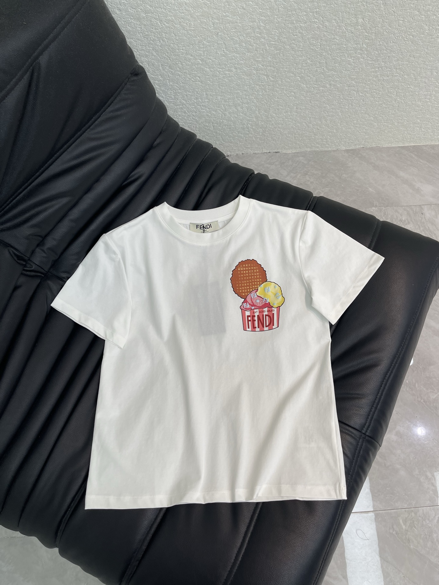 NO:865155,FEND*26 latest foam ice cream short-sleeved T-shirt for spring and summer!  Made of 100% cotton, full of texture, comfortable and breathable. Brand words on the chest and back + ice cream cartoon pattern foaming process. Exquisite details. Full of summer atmosphere. The ice cream element is super interesting. It goes well with jeans and short skirts. It is easy to create a dynamic summer look!  SML,,fendi,skirts,jeans,T-shirt,tees,t-shirt,19860909FEND*26春夏最新款发泡冰淇淋短袖T恤！全棉材质 质感十足 舒适透气 胸前背面品牌字样+冰淇淋卡通图案发泡工艺 细节精致 夏日氛围感拉满 冰淇淋元素超有趣 搭配牛仔裤 短裙都很出彩 轻松打造活力夏日look！ SML,,fendi,skirts,jeans,T-shirt,tees，t-shirt,,Women's clothing