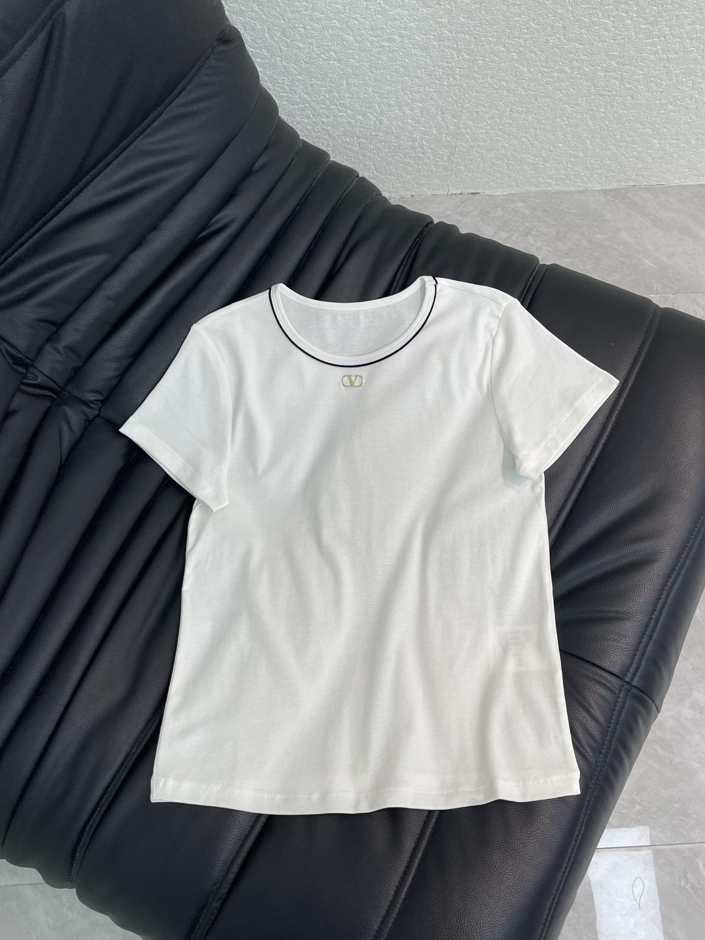 NO:865089,Valentin* Valentin's 26 new spring and summer new hardware logo round neck short-sleeved T-shirt. Made of high-quality cotton, soft and skin-friendly, super comfortable to wear in summer! Black piping round neck design, simple and recognizable. The metal logo on the chest is low-key and exquisite, with perfect details. Straight shoulder tailoring + loose fit, slim and versatile, looks great with jeans or suit pants, easy to switch between casual or commuting, SML, valentino, valentino, jeans, T-shirt, tees, t-shirt, business  suit,19860909Valentin*华伦26春夏新款五金logo圆领短袖T恤.采用高品质棉料,柔软亲肤,夏天穿超舒服!黑色滚边圆领设计,简约又有辨识度.胸前金属Logo低调精致,细节满分.正肩剪裁+宽松版型,显瘦又百搭,无论配牛仔裤还是西装裤都很出彩,轻松切换休闲or通勤,SML,,valentino,valentino,jeans,T-shirt,tees，t-shirt,business suit,,Women's clothing