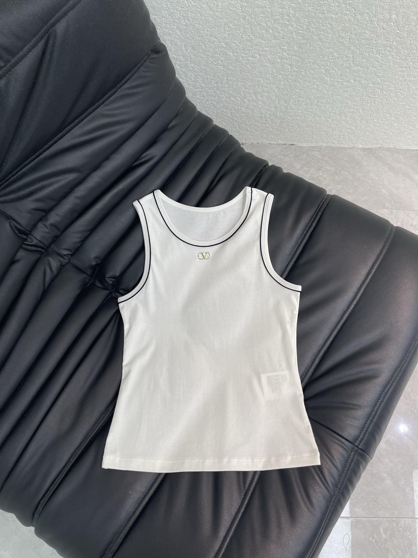 NO:865099,Valentin* Valentin 26 new spring and summer new hardware logo vest. Made of soft fabric, black piping design, simple and recognizable. Brand logo on the chest, full of details! Sleeveless tailoring, suitable for wearing alone or layered in summer, comfortable and fashionable. It can be easily controlled for daily life, vacation, and light sports. Paired with jeans or wide-leg pants, it is casual and stylish~SML,,valentino,valentino,jeans,19860909Valentin*华伦26春夏新款五金logo背心.采用柔软面料,黑色滚边设计,简约又有辨识度.胸前品牌标志,细节满分!无袖剪裁,夏天单穿或内搭都很 OK,舒适又时髦.日常,度假,轻运动都能轻松驾驭,搭配牛仔裤或阔腿裤,随性又有型~SML,,valentino,valentino,jeans,,Women's clothing
