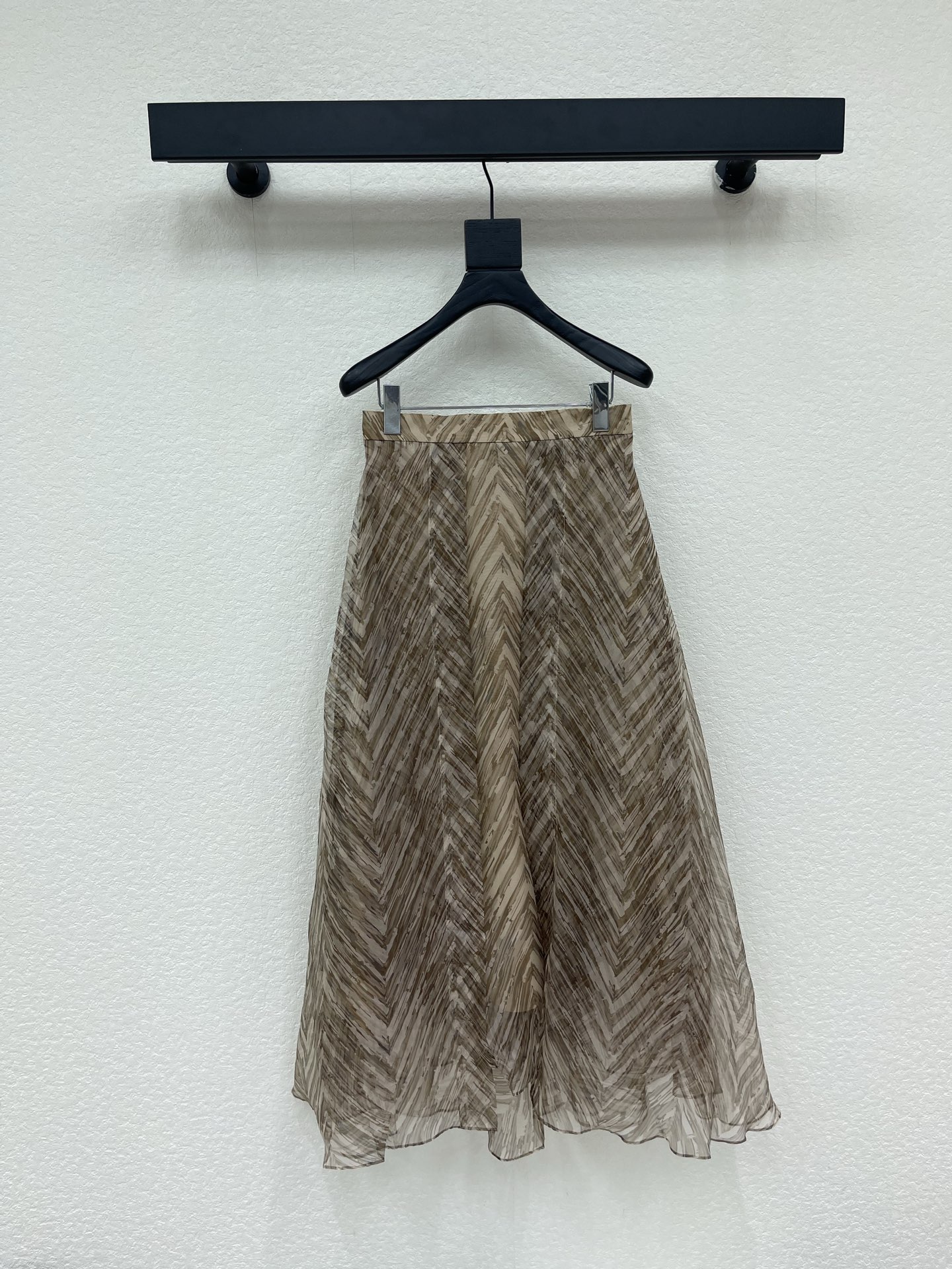 NO:873056,Brunello Cucinell*26 new BC mulberry silk large hem skirt puts Italian style lazy elegance on the body. Maillard brown tone herringbone print is gentle and comes with retro advanced filter. Clear mulberry silk fabric is as light as clouds and has an amazing drape feeling. The skirt flows in the wind when you move around. High-waisted A-line large umbrella skirt version. Suitable for commuting, vacation, and daily wear!  Wear it casually with simple knitted or T-shirts and you will look elegant. It has a low-key and luxurious texture. Everyone knows SMLXL, brunello cucinelli, skirts, tees, t-shirts, etc.19860909Brunello Cucinell*26新款BC桑蚕丝大摆半裙 把意式慵懒贵气穿在身上 美拉德棕调人字纹印花 温柔又自带复古高级滤镜 清透桑蚕丝面料 轻盈如云 垂坠感绝了 走动间裙摆随风飘逸 高腰A字大伞裙版型 通勤、度假、日常穿搭都适配！随便搭简单针织、T恤就优雅出圈 低调轻奢的质感 懂的都懂SMLXL,,brunello cucinelli,skirts,tees，t-shirt,,Women's clothing