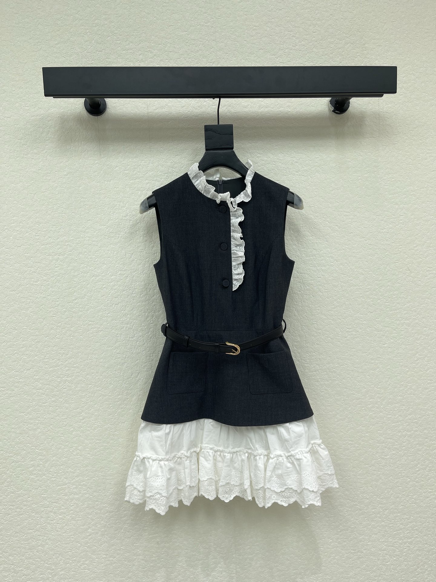 NO:865209,SP*26 new spring and summer white embroidered splicing dark gray sleeveless dress. The fake two-piece design is super layered. The cotton fabric is soft and comfortable. The lace details are exquisite. The pleated embroidered ruffle skirt is smart and elegant. Front button + decorative pocket. Practical and beautiful. The belt tightens the waist to show the proportion of the figure. It can be easily controlled in daily or light formal occasions. French elegance is full of SML,,skirts,19860909SP*26春夏新品白色绣花拼接深灰色无袖连衣裙 假两件设计超有层次感 棉质面料柔软舒适 蕾丝边细节精致 压褶刺绣荷叶边裙摆灵动飘逸 前襟纽扣+装饰口袋 实用又美观 腰带收腰显身材比例 日常或轻正式场合都能轻松驾驭 法式优雅气质满分SML,,skirts,,Women's clothing