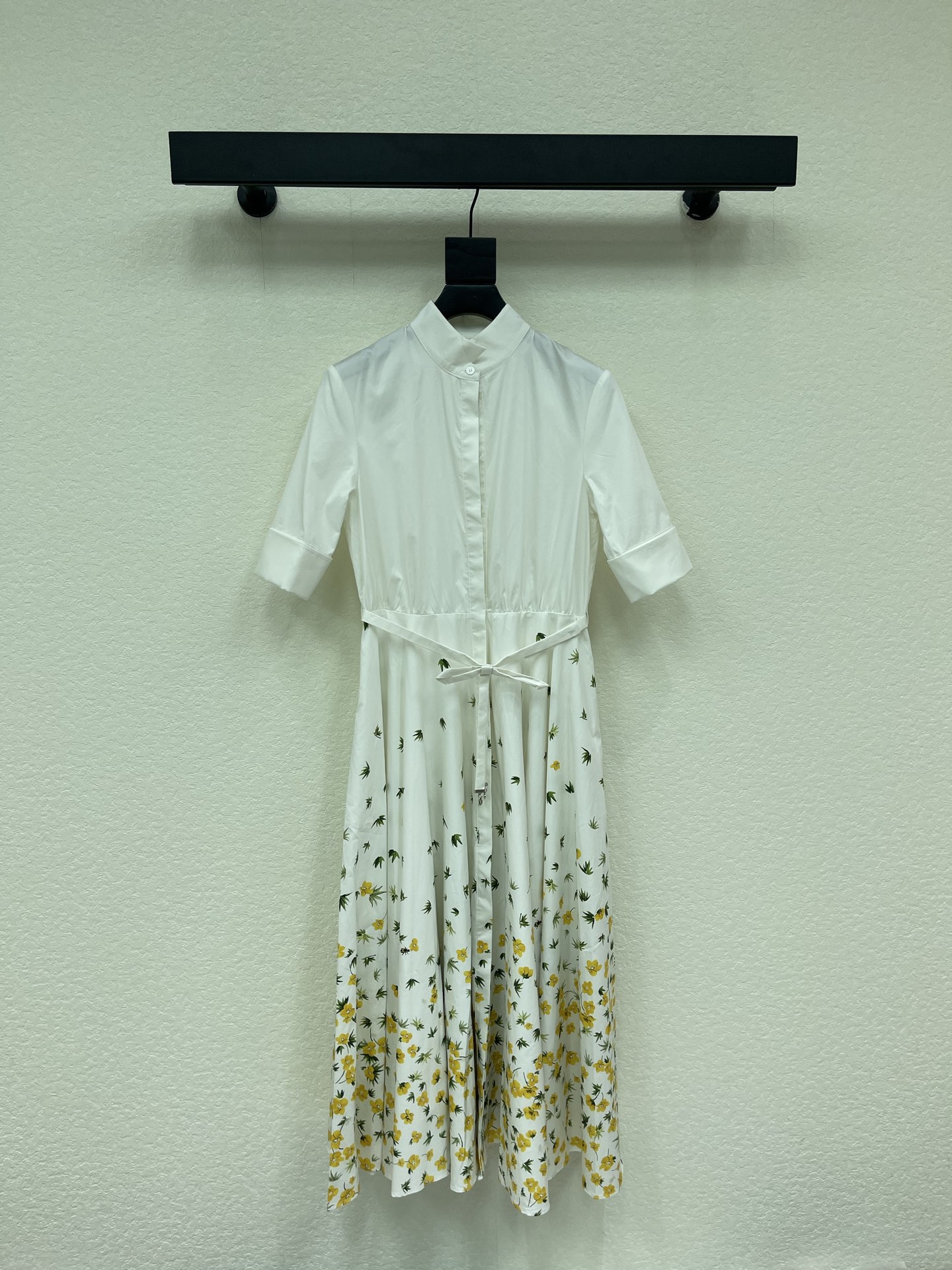 NO:865189,Dio*26 new spring and summer yellow-green floral printed petticoat long skirt and short-sleeved dress. The fresh and elegant printed pattern fills the elegant and romantic atmosphere. CD pendant bow decorates the waistline. The dress has an oversized umbrella at the waist and an A-cut skirt. The design is romantic and casual. The pleated small collar design makes it easy to get French elegance. LookSMLXL, dior, skirts, T-shirt,19860909Dio*26春夏新品黄绿色花卉印花衬式长裙短袖连衣裙 清新淡雅的印花图案优雅浪漫氛围感拉满 CD吊坠蝴蝶结装饰腰线 连衣裙收腰超大伞A裁裙摆版型设计浪漫随性 翻褶小衬领设计轻松get法式优雅LookSMLXL,,dior,skirts,T-shirt,,Women's clothing