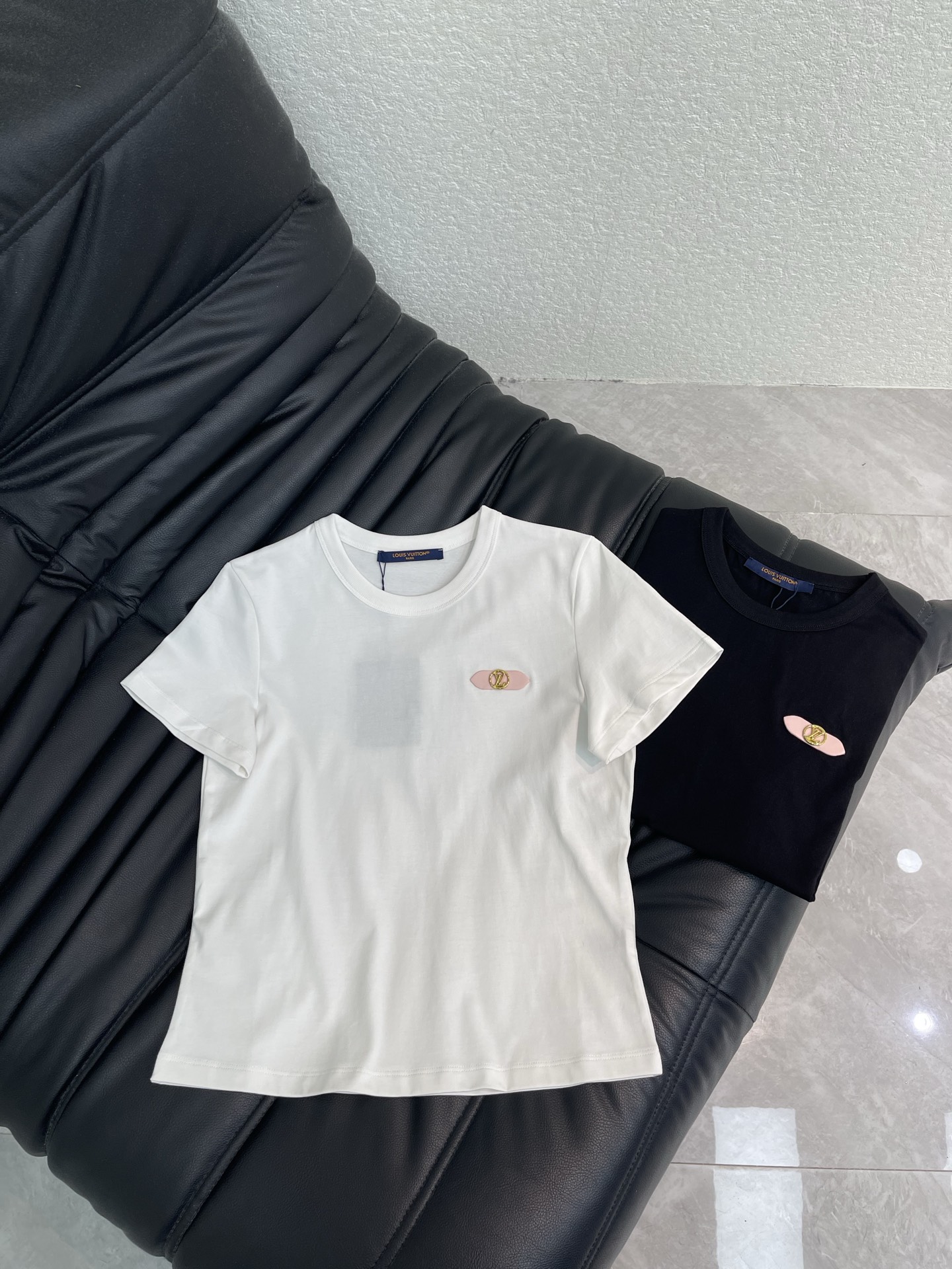 NO:867002,Louis Vuitto*26 new spring and summer style short-sleeved T-shirt with contrasting color leather label and metal small letters. Pure cotton fabric. High-density fashionable sports style. Every daily wear. Playful and age-reducing design elements full of vitality. High quality. Sizes SML, Louis Vuitton, T-shirt, tees, t-shirt,19860909Louis Vuitto*26春夏新款撞色皮标金属小字母短袖T恤 纯棉面料 高密度时髦运动风 每个日常的穿搭 俏皮减龄充满元气的设计元素 高品质 尺码SML,,louis vuitton,T-shirt,tees，t-shirt,,Women's clothing