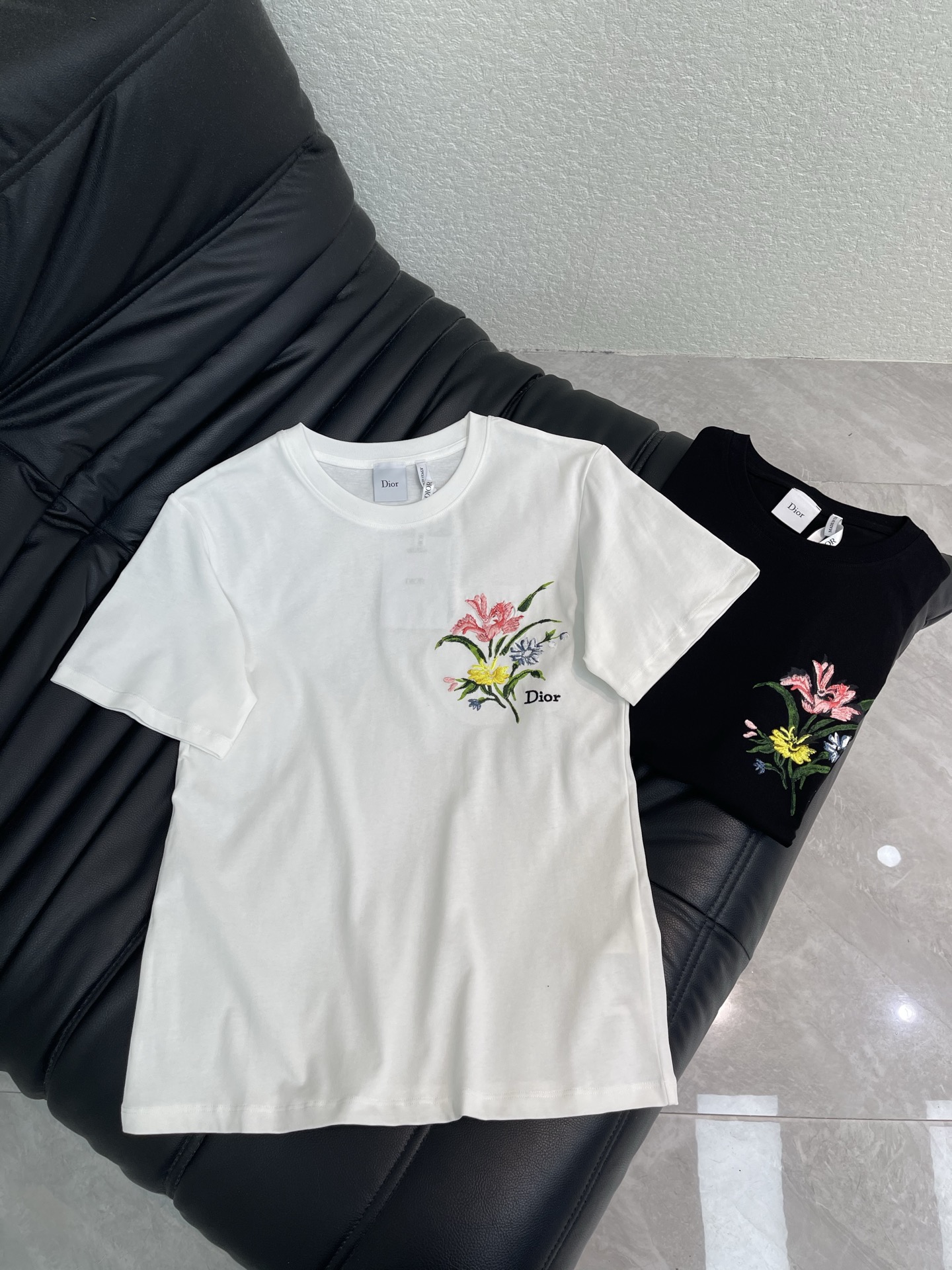 NO:867037,Dio*26 new spring and summer floral embroidery round neck short-sleeved T-shirt is made of high-count pure cotton fabric, soft and skin-friendly, breathable and comfortable upper body, refreshing and not sweaty for daily wear. Classic round neck + fitted tailoring, neat and not flattering on the figure, exquisite colorful flower embroidery on the chest with brand letter logo, low-key and full of details, with a gentle atmosphere. The basic white T is super versatile and can easily unlock a variety of styles. SML, dior, T-shirt, tees, t-shirt,19860909Dio*26春夏新款花卉刺绣圆领短袖T恤 采用高支纯棉面料,触感柔软亲肤,上身透气舒适,日常穿清爽不闷汗.经典圆领+合身剪裁,利落不挑身材,胸前精致彩色花卉刺绣搭配品牌字母标识,低调又充满细节感,自带温柔氛围感.基础白T超百搭,轻松解锁多种风格.SML,,dior,T-shirt,tees，t-shirt,,Women's clothing