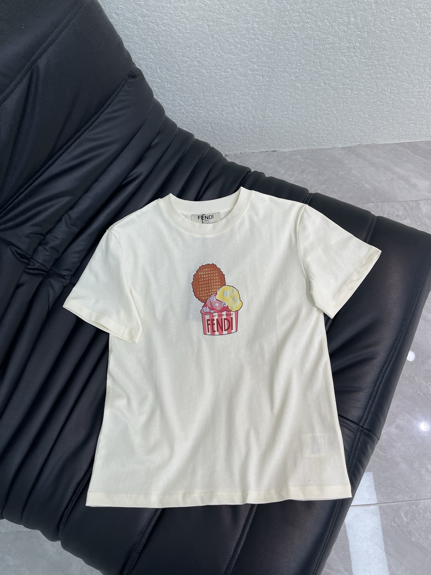 NO:867061,FEND*26 new spring and summer ice cream foam printed short-sleeved T-shirt, made of pure cotton stretch fabric, soft, comfortable and durable. Ice cream cone + 'FENDI' on the front, fun and fashionable, light yellow and super fresh, perfect for summer!  The front shoulder design modifies the shoulder lines, is simple and versatile, and can be easily worn in daily street or leisure activities. It looks great with jeans or short skirts. SML, fendi, skirts, jeans, T-shirts, tees, t-shirts,19860909FEND*26春夏新款冰淇淋发泡印花短袖T恤,采用纯棉弹力面料,柔软舒适又耐穿.正面冰淇淋甜筒+“FENDI”字样,趣味又时髦,浅黄色超清新,夏天穿超合适！正肩设计修饰肩部线条,简约百搭,日常出街、休闲都能轻松驾驭,搭牛仔裤或短裙都很出彩SML,,fendi,skirts,jeans,T-shirt,tees，t-shirt,,Women's clothing