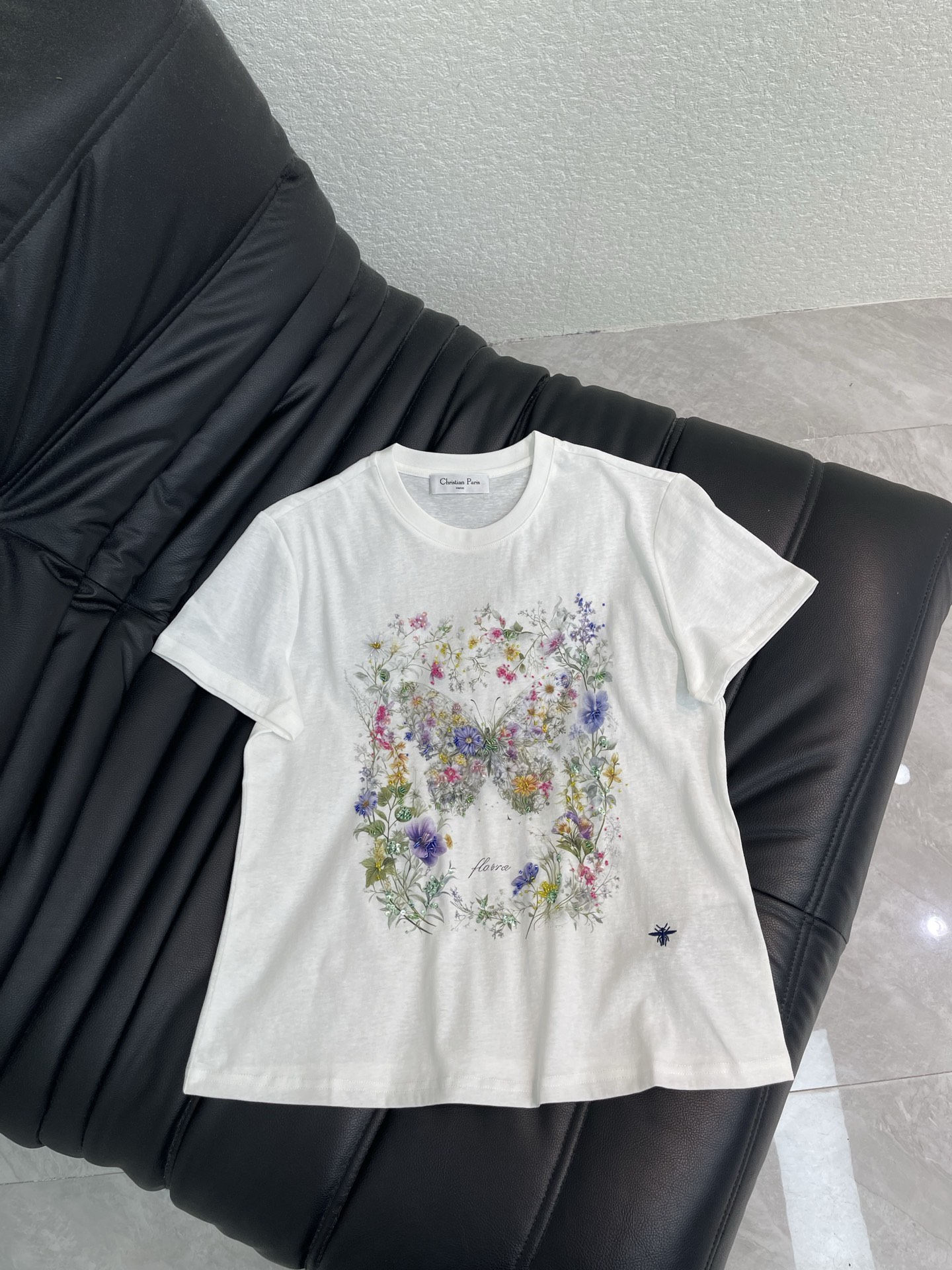 NO:866949,Dio*26 new spring and summer heavy-duty exquisite beaded butterfly flower short-sleeved T-shirt is made of pure cotton, breathable and comfortable, and super friendly for daily wear. The bow flower pattern on the front is decorated with beading, which is artistic and full of regular fit. It can accommodate a variety of body types. It is OK with jeans or casual pants. It can easily create an elegant and casual style. It is very suitable for you who like unique designs. SML, dior, jeans, T-shirt, tees, t-shirt,19860909Dio*26春夏新款重工精致钉珠蝴蝶花卉短袖T恤采用纯棉材质,透气舒适,日常穿着超友好.正面蝴蝶结花卉图案加钉珠装饰,艺术感满满常规版型,包容多种身材,搭配牛仔裤或休闲裤都很OK,轻松打造优雅随性风格,超适合喜欢独特设计的你SML,,dior,jeans,T-shirt,tees，t-shirt,,Women's clothing